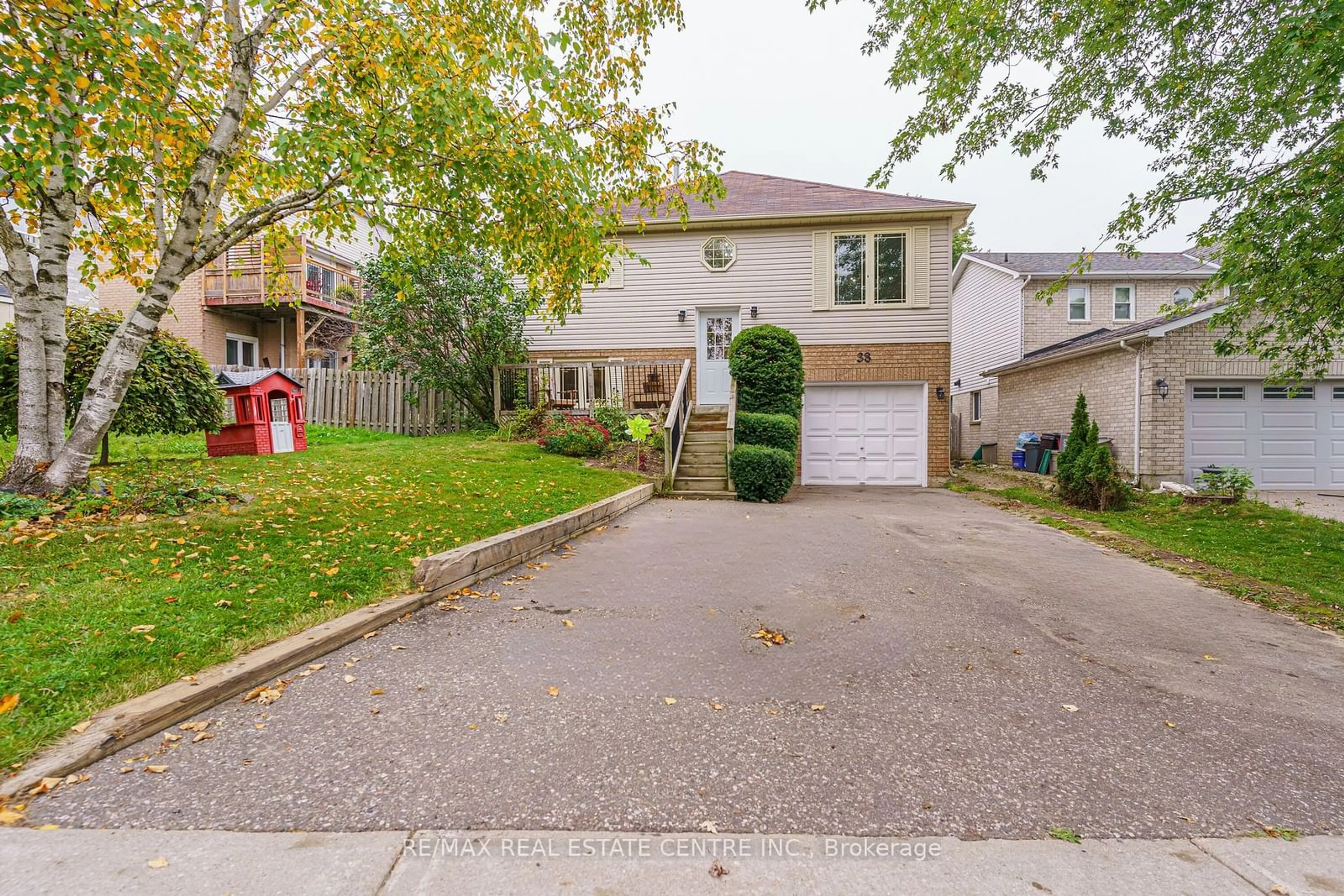 A pic from exterior of the house or condo, the street view for 38 Eastview Cres, Orangeville Ontario L9W 4X3