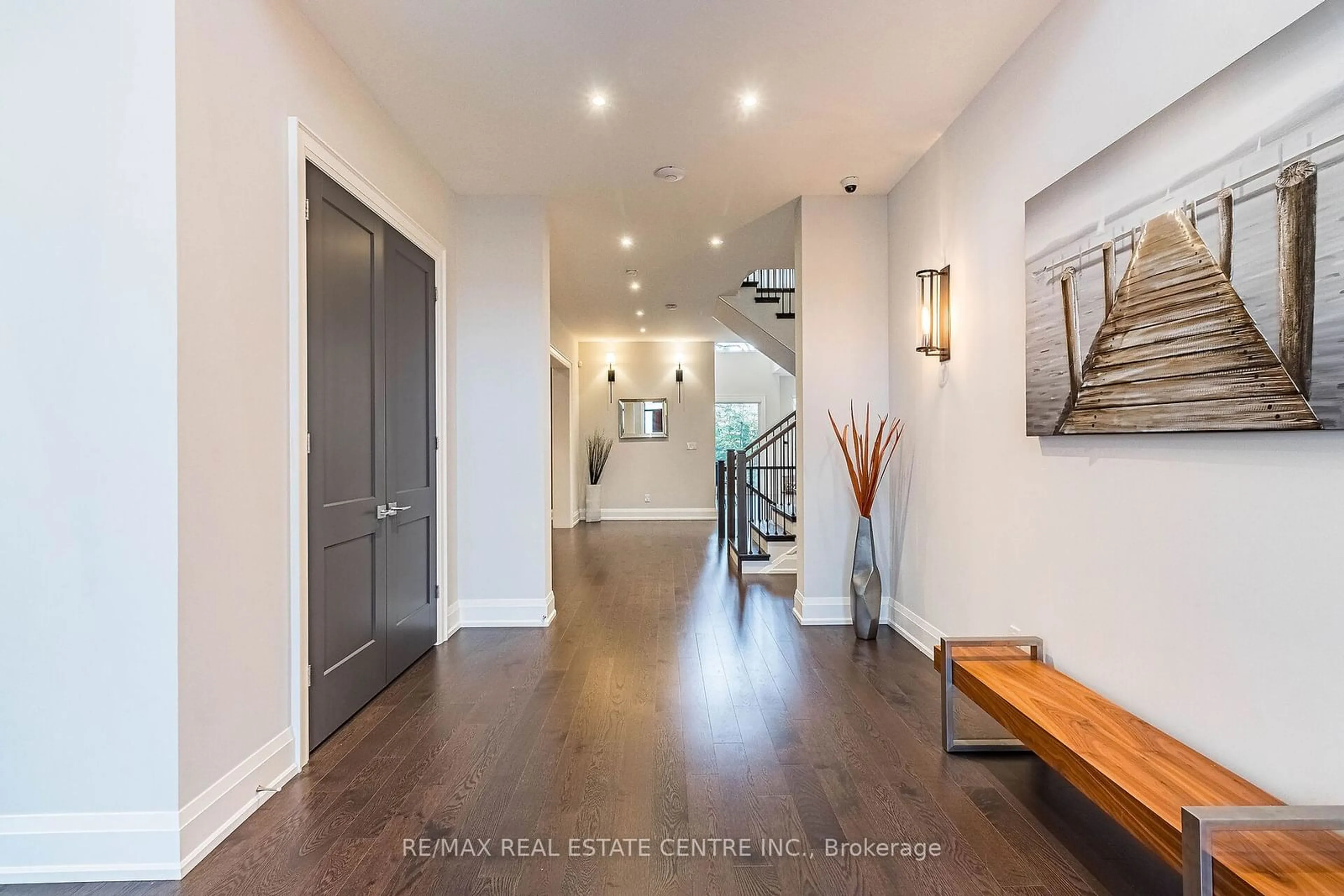 Indoor entryway, wood floors for 76 Ben Machree Dr, Mississauga Ontario L5H 2S3