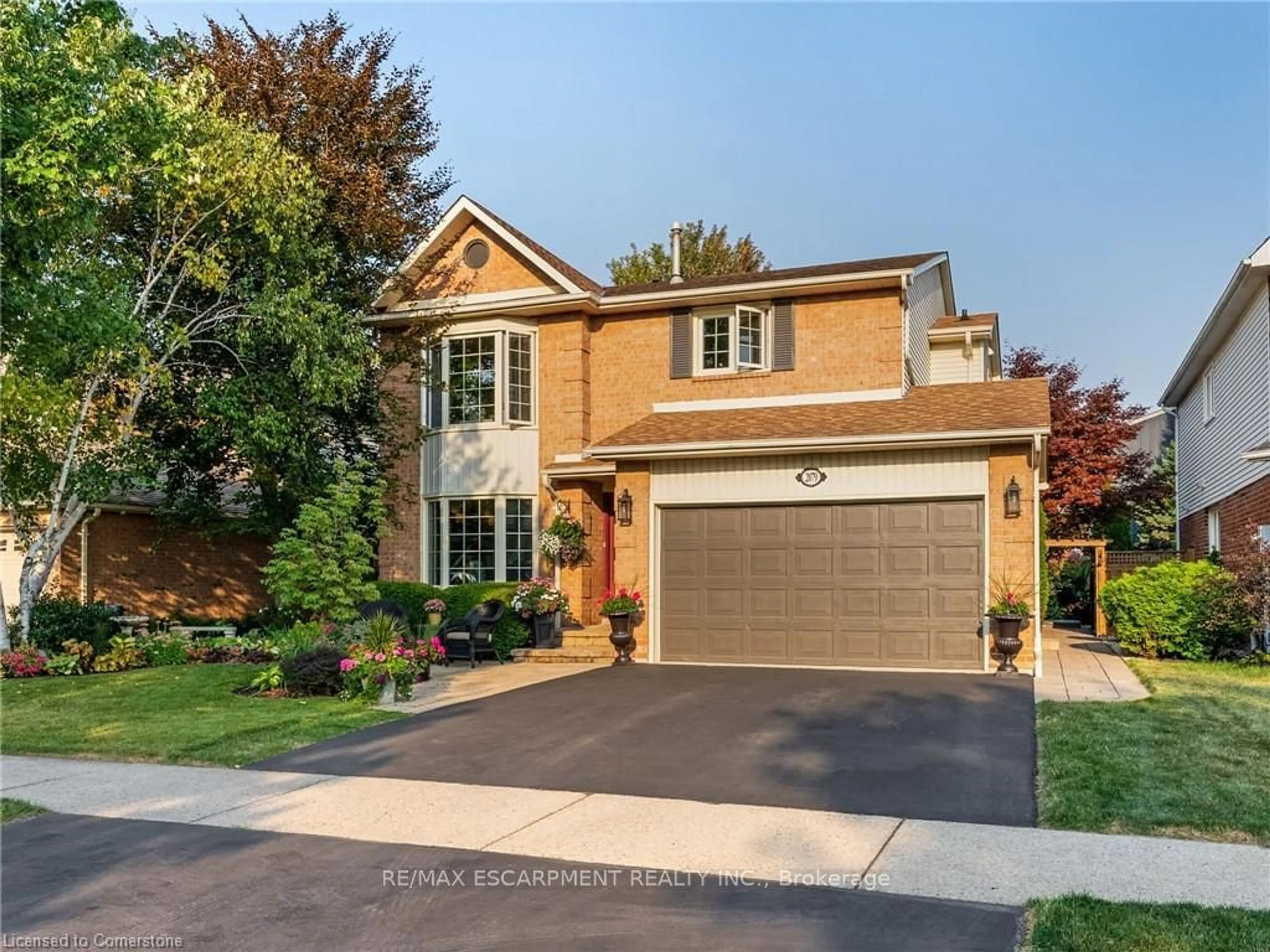 Home with brick exterior material for 2079 Hunters Wood Dr, Burlington Ontario L7M 2T1