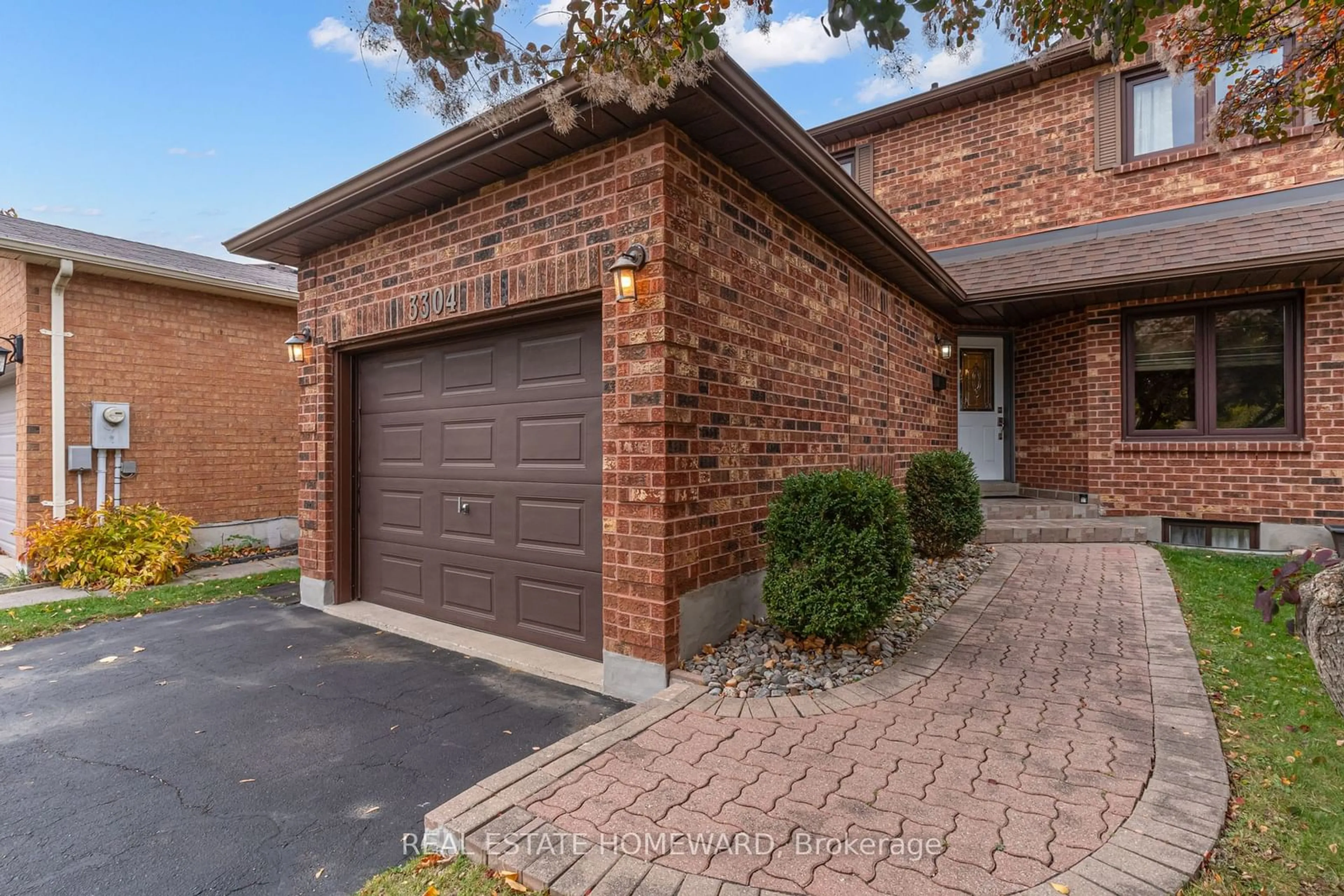 Home with brick exterior material for 3304 Greenbelt Cres, Mississauga Ontario L5N 5X1