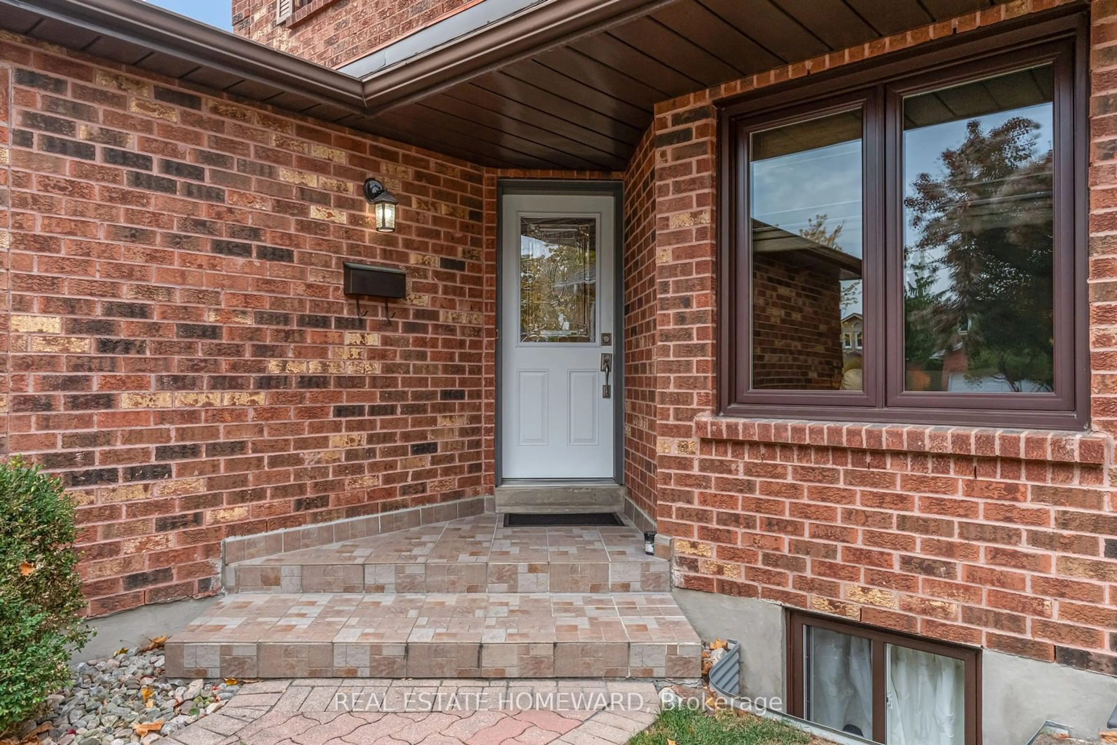 Home with brick exterior material for 3304 Greenbelt Cres, Mississauga Ontario L5N 5X1