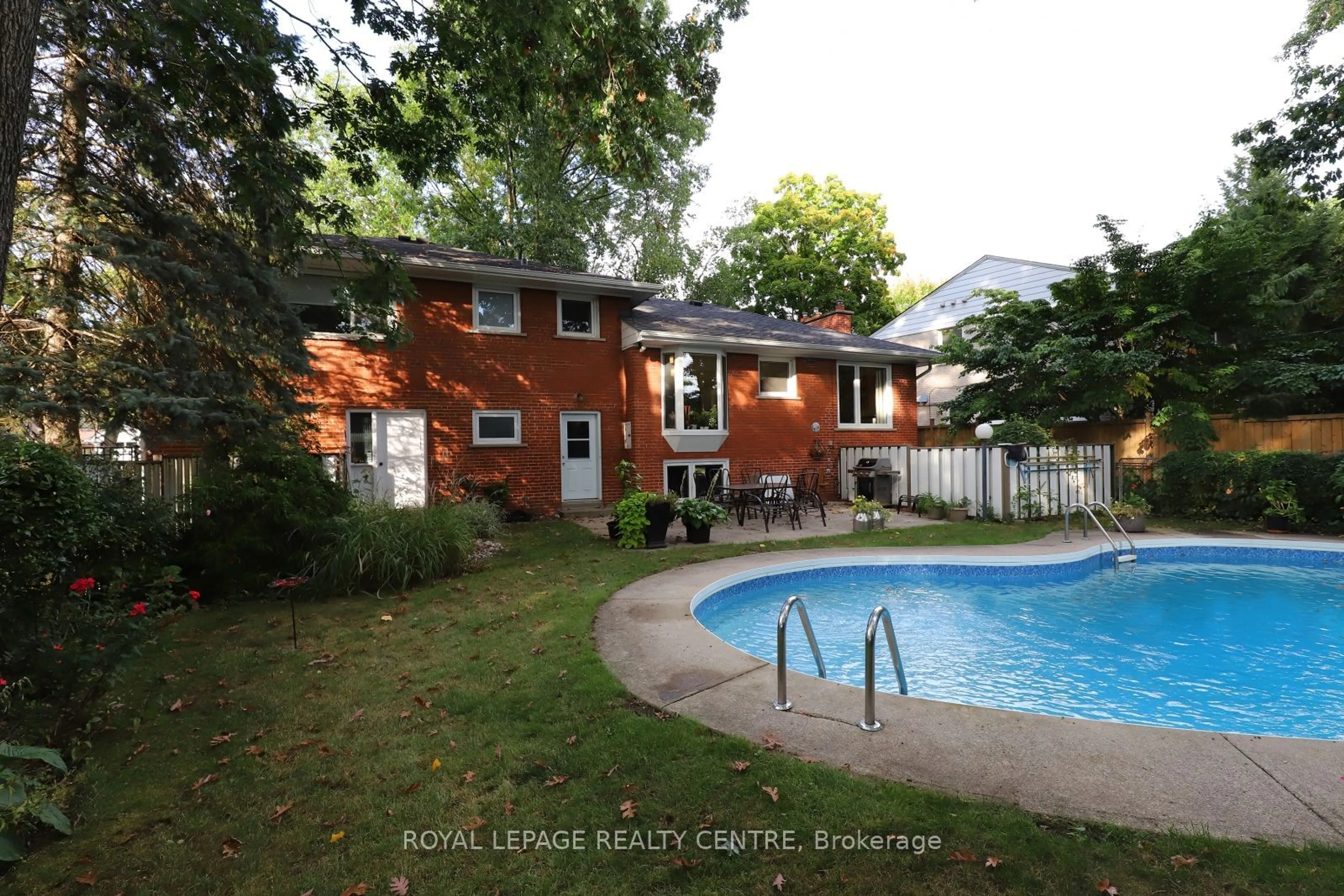 Indoor or outdoor pool for 3338 Enniskillen Circ, Mississauga Ontario L5C 2M8