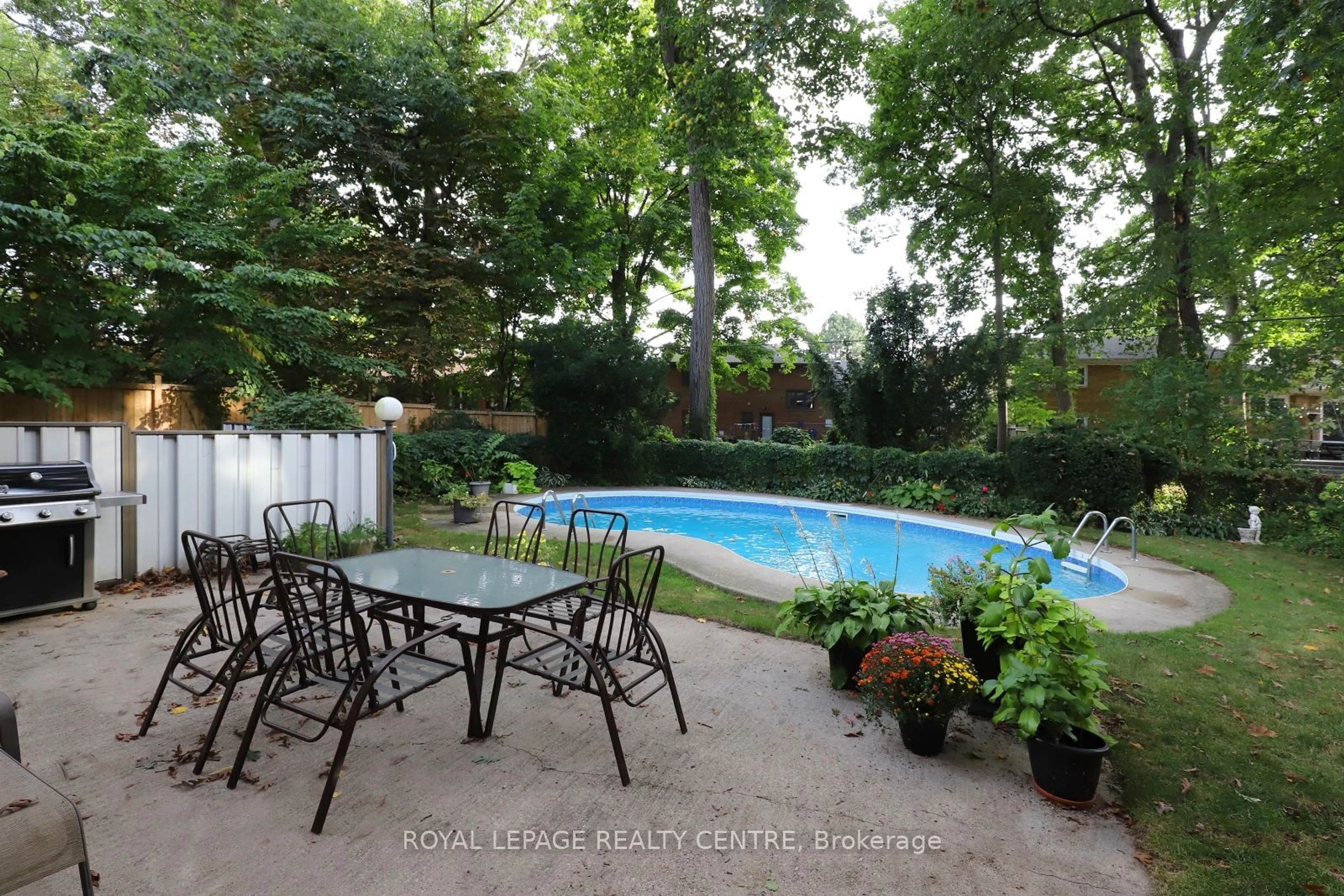 Patio, the fenced backyard for 3338 Enniskillen Circ, Mississauga Ontario L5C 2M8