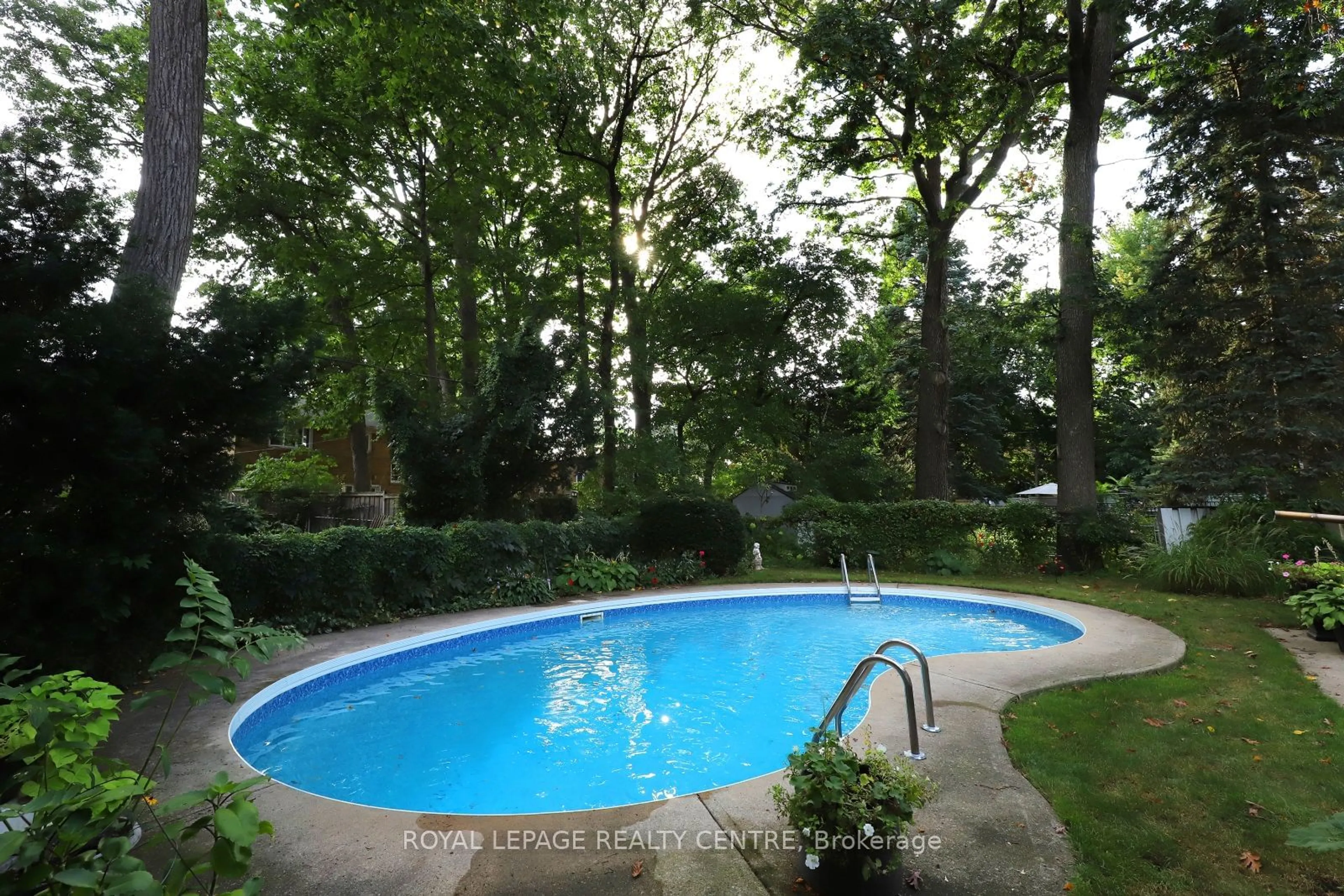 Indoor or outdoor pool for 3338 Enniskillen Circ, Mississauga Ontario L5C 2M8