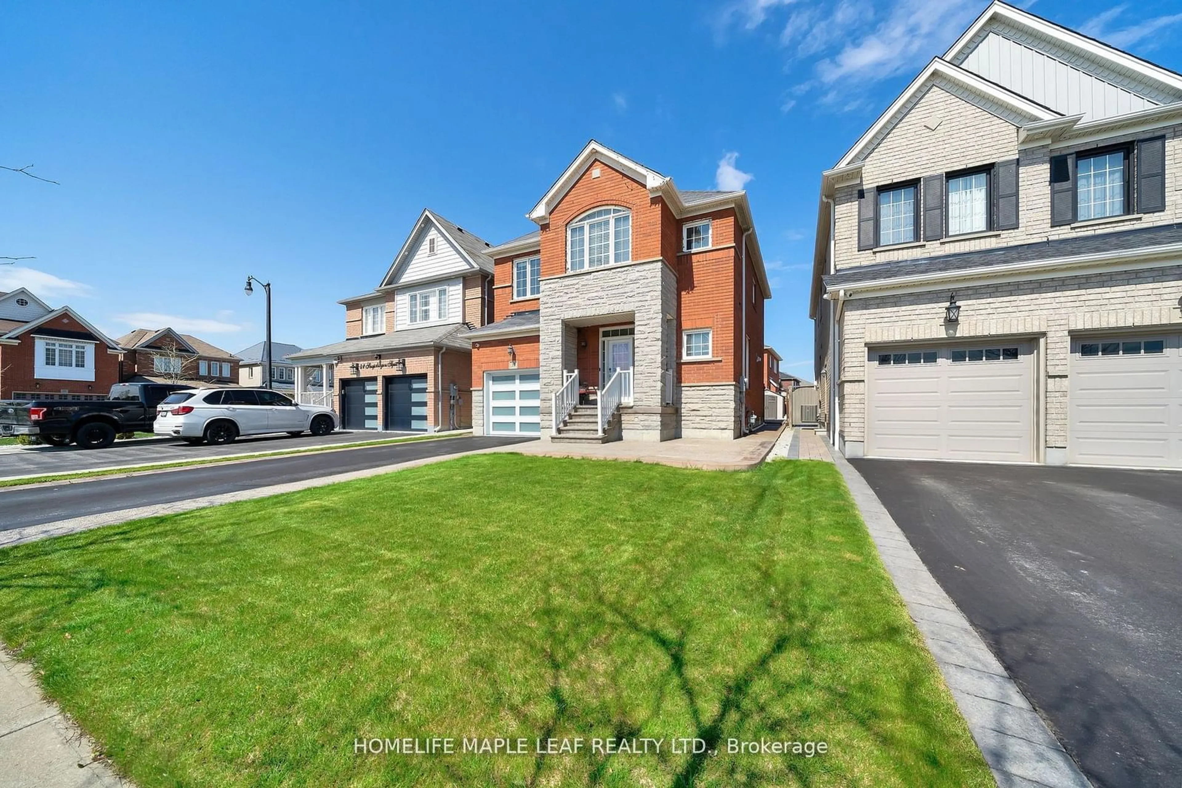 Frontside or backside of a home, the street view for 39 Snapdragon Sq, Brampton Ontario L6P 3K3