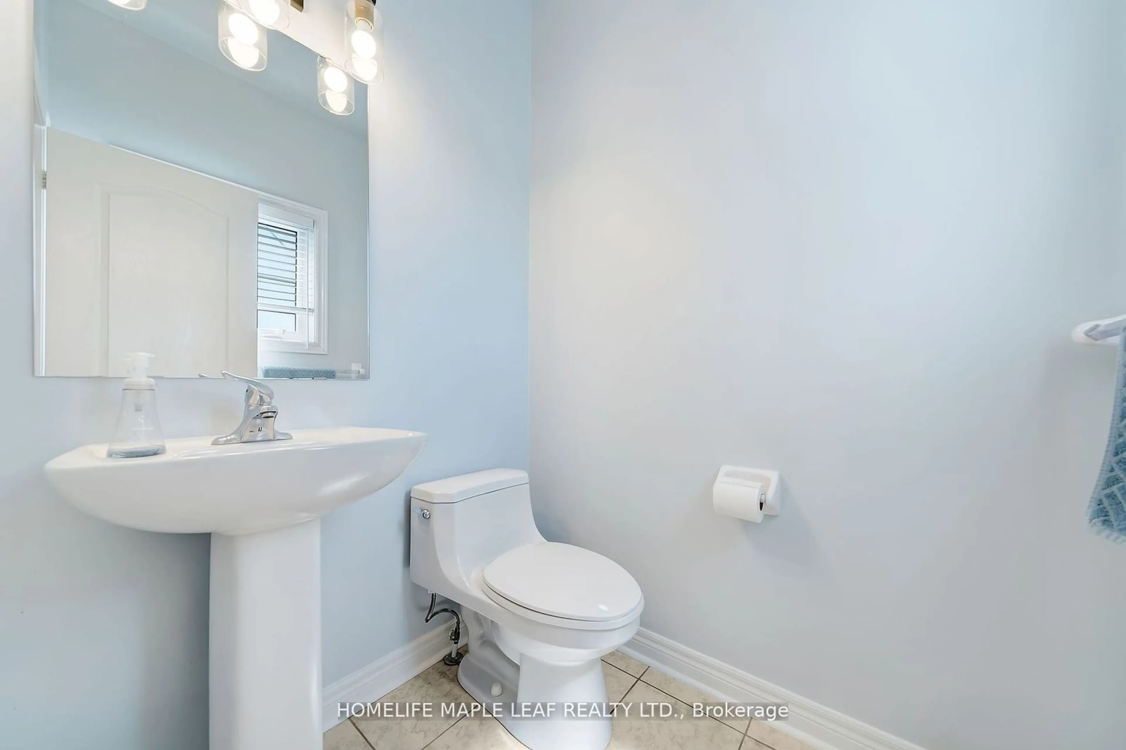 Standard bathroom, wood floors for 39 Snapdragon Sq, Brampton Ontario L6P 3K3