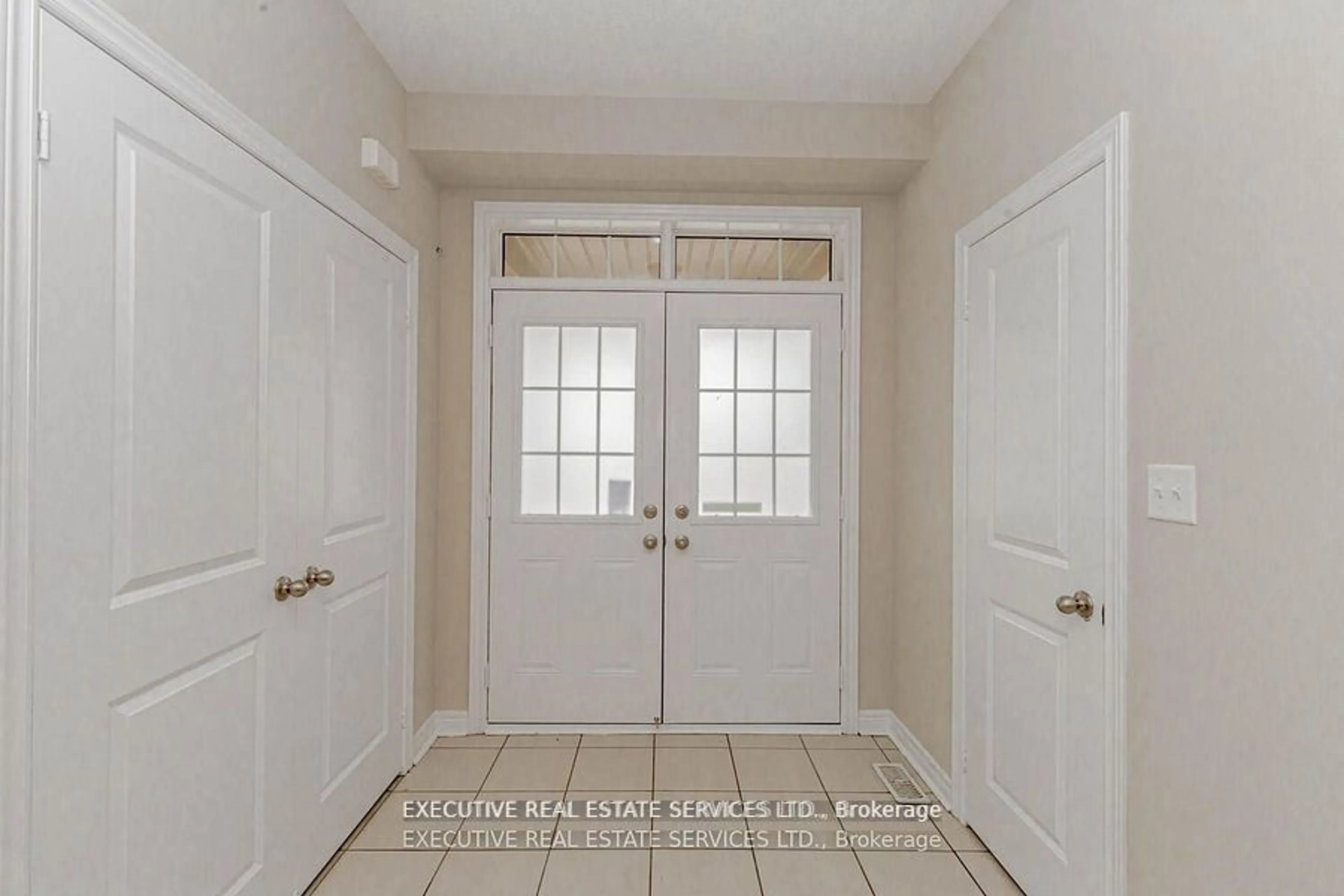 Indoor entryway, wood floors for 43 Pearman Cres, Brampton Ontario L7A 0A7