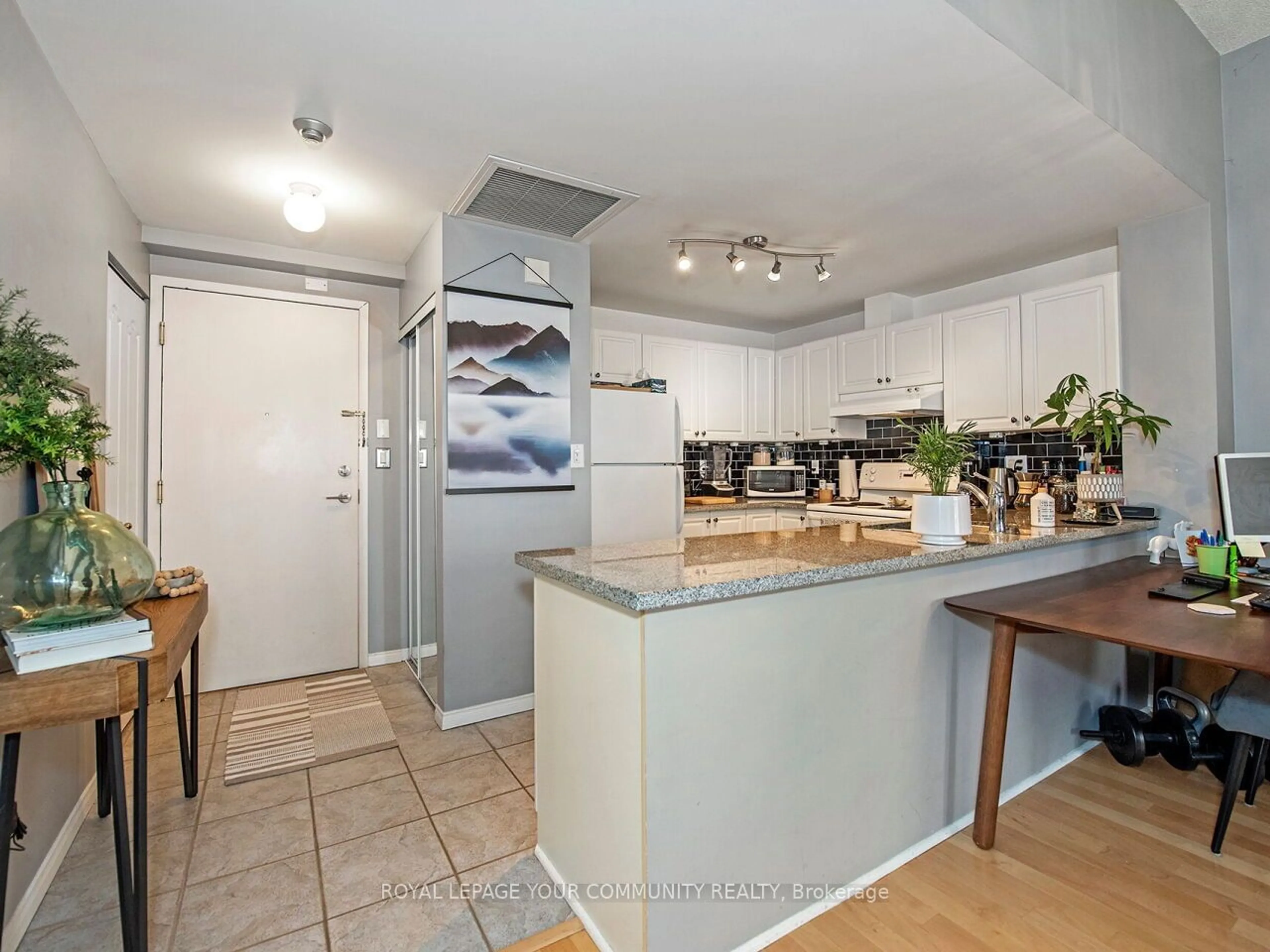 Open concept kitchen for 4198 Dundas St #207, Toronto Ontario M8X 1Y6