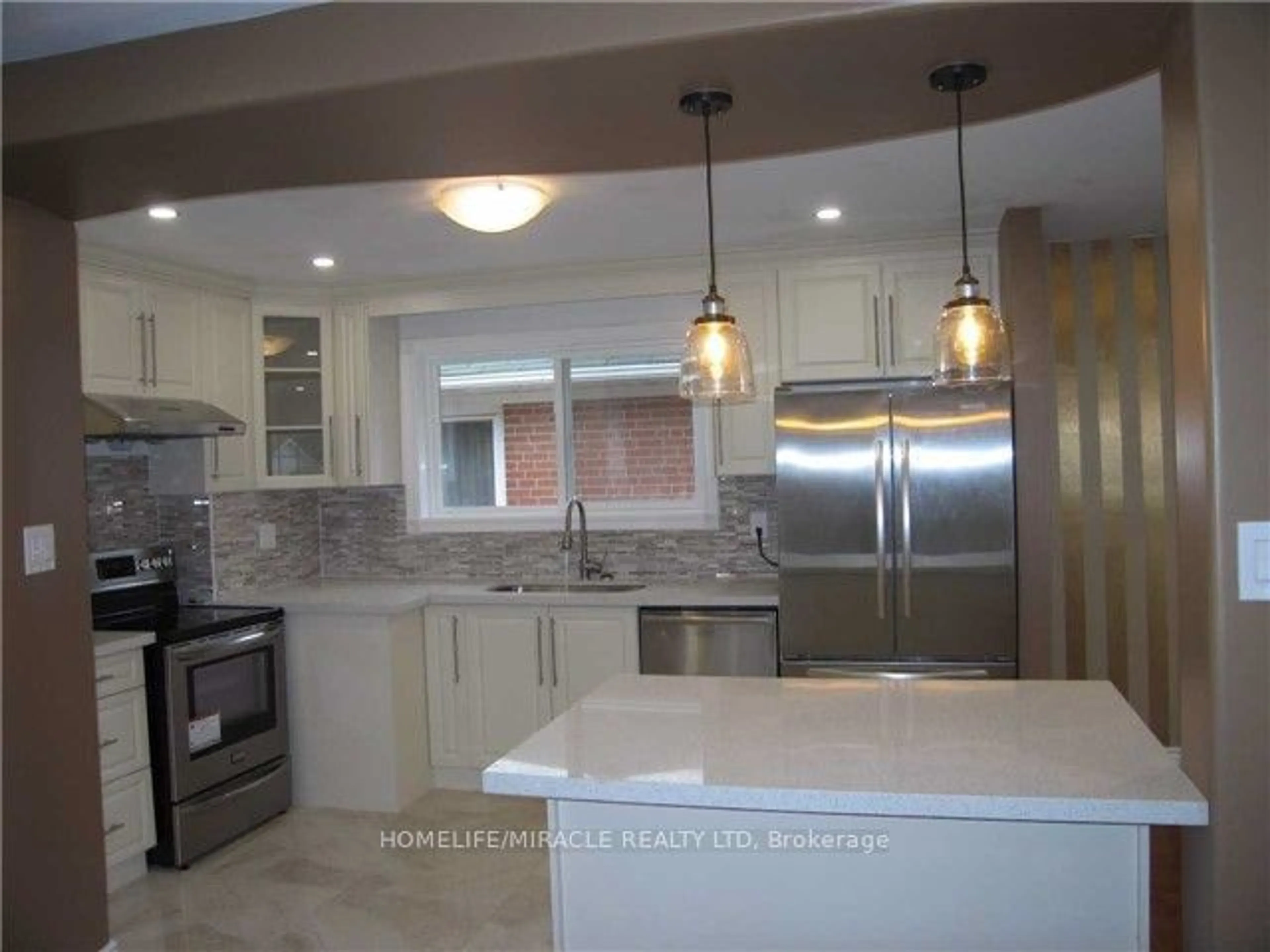 Open concept kitchen for 39 Abbey Rd, Brampton Ontario L6W 2T9