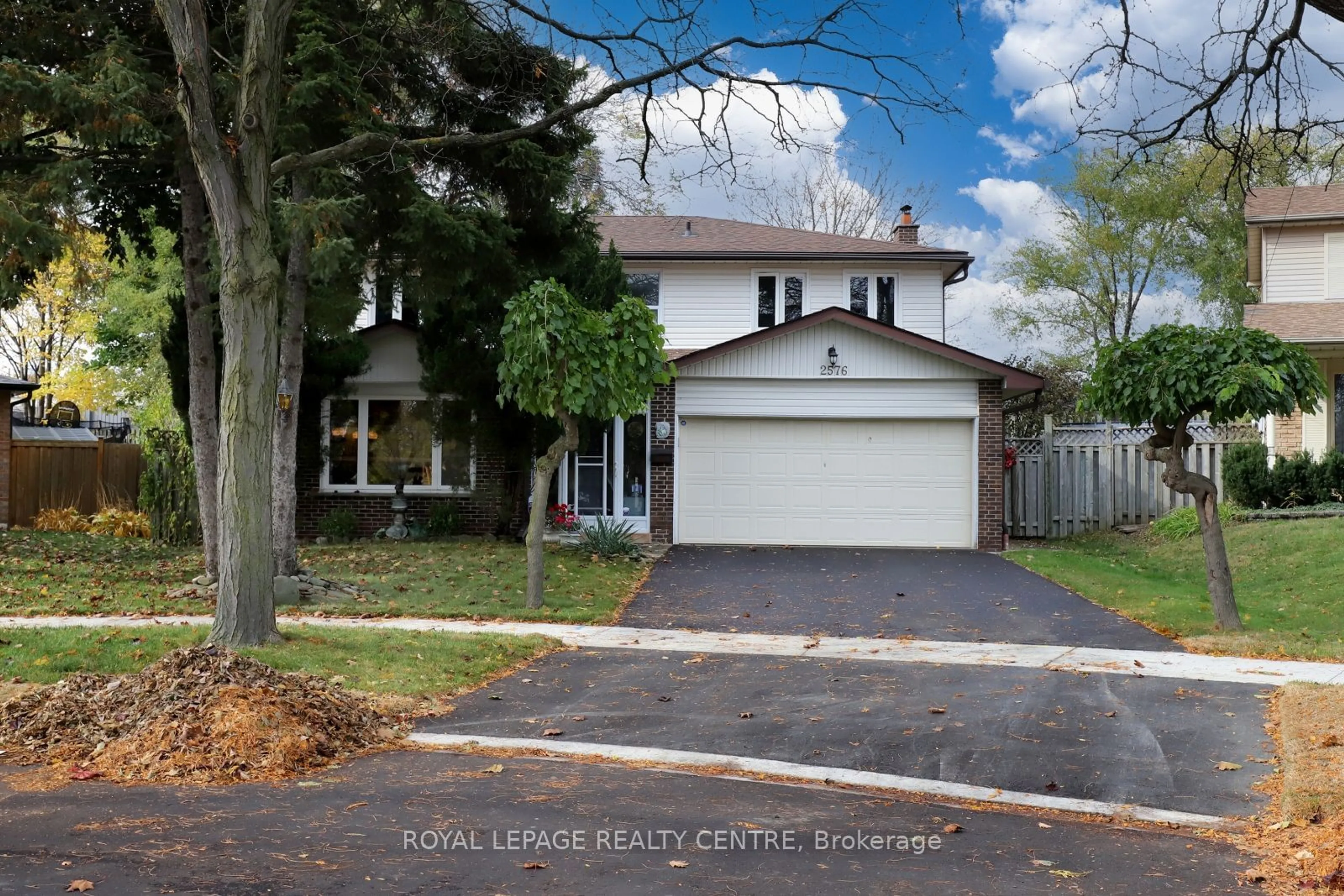 Frontside or backside of a home, the street view for 2576 Evelyn Crt, Mississauga Ontario L5A 3W1