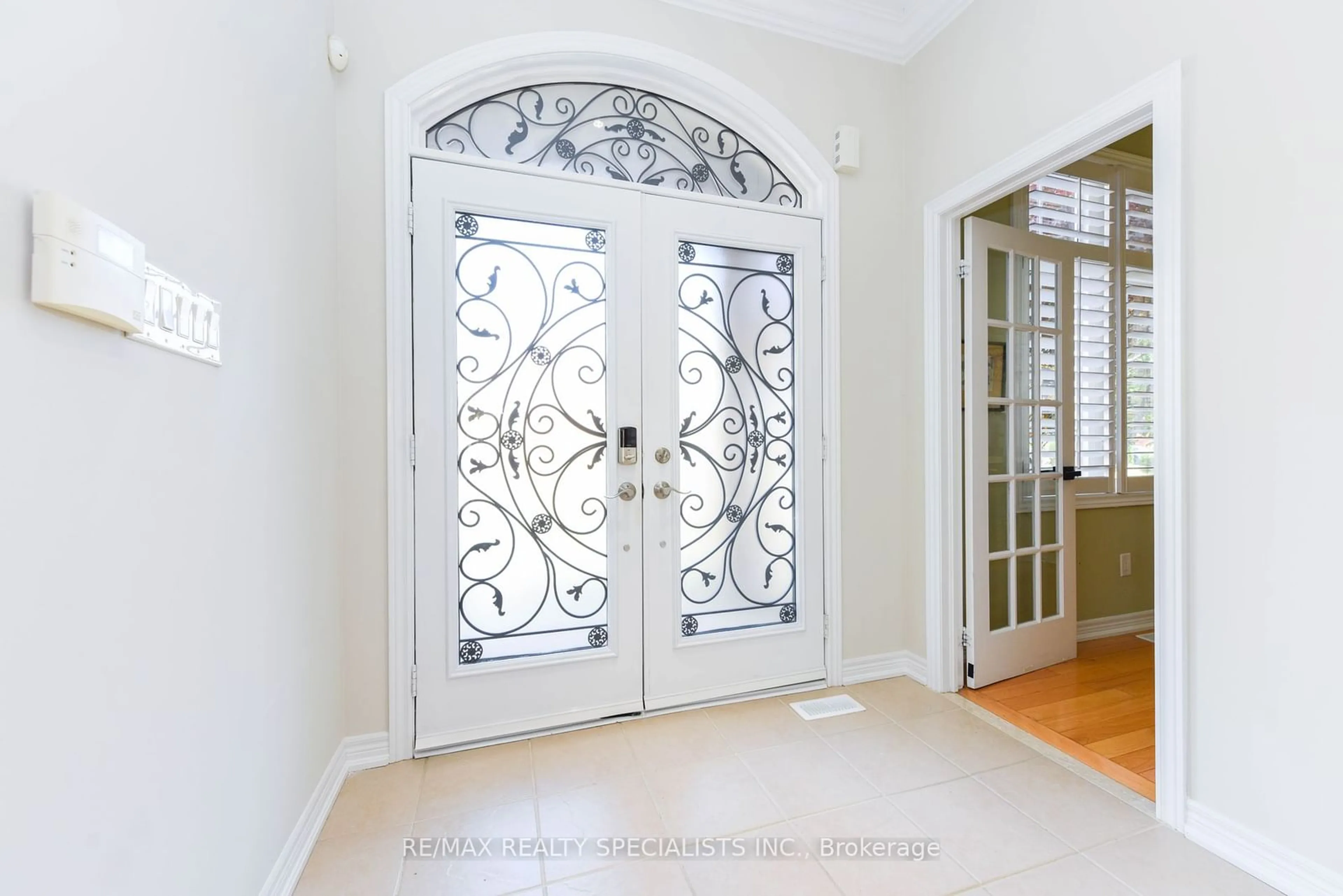 Indoor entryway, wood floors for 240 Butterfly Lane, Oakville Ontario L6L 6V4