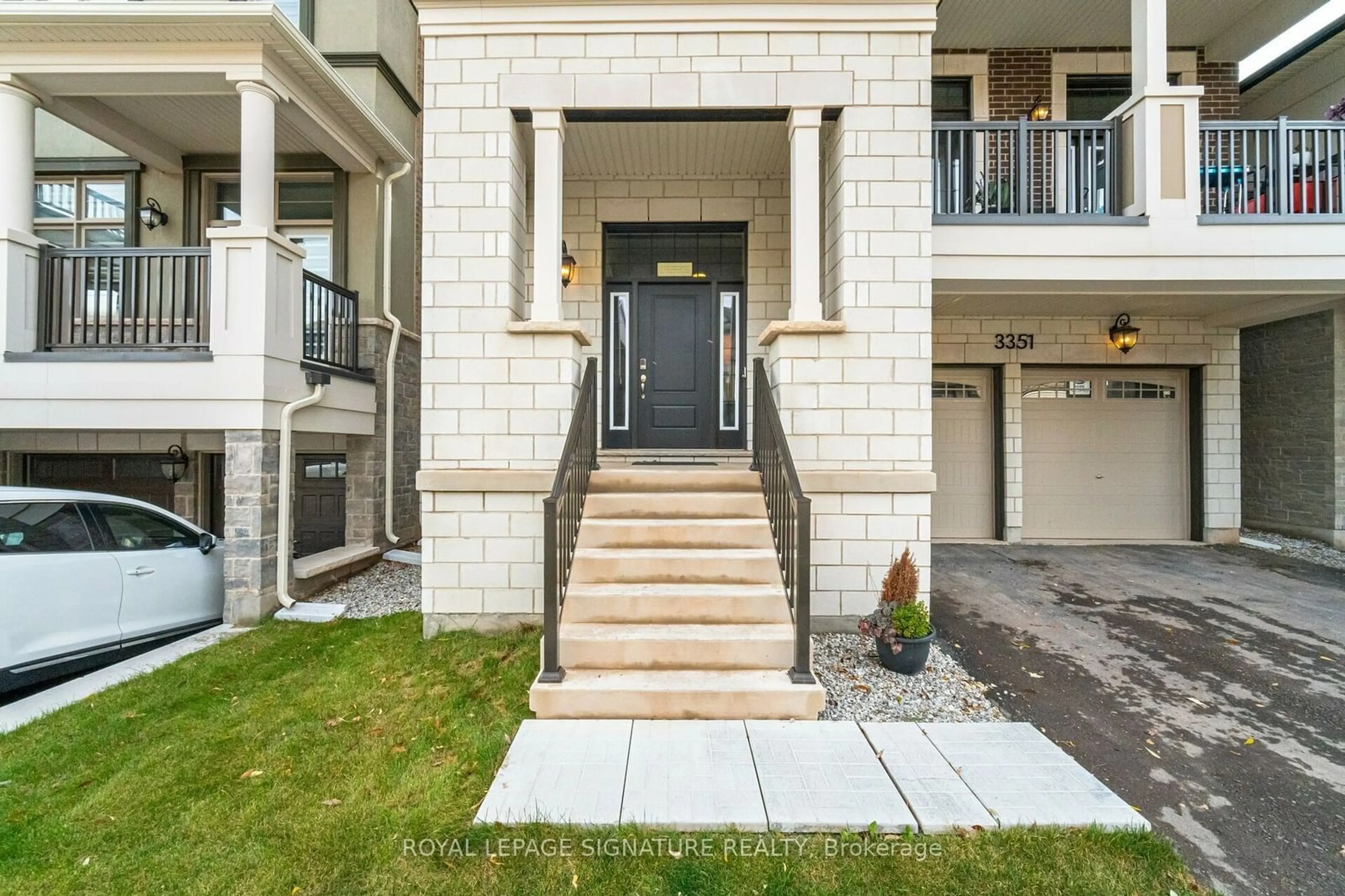 Indoor entryway, wood floors for 3351 Harasym Tr, Oakville Ontario L6M 5L8