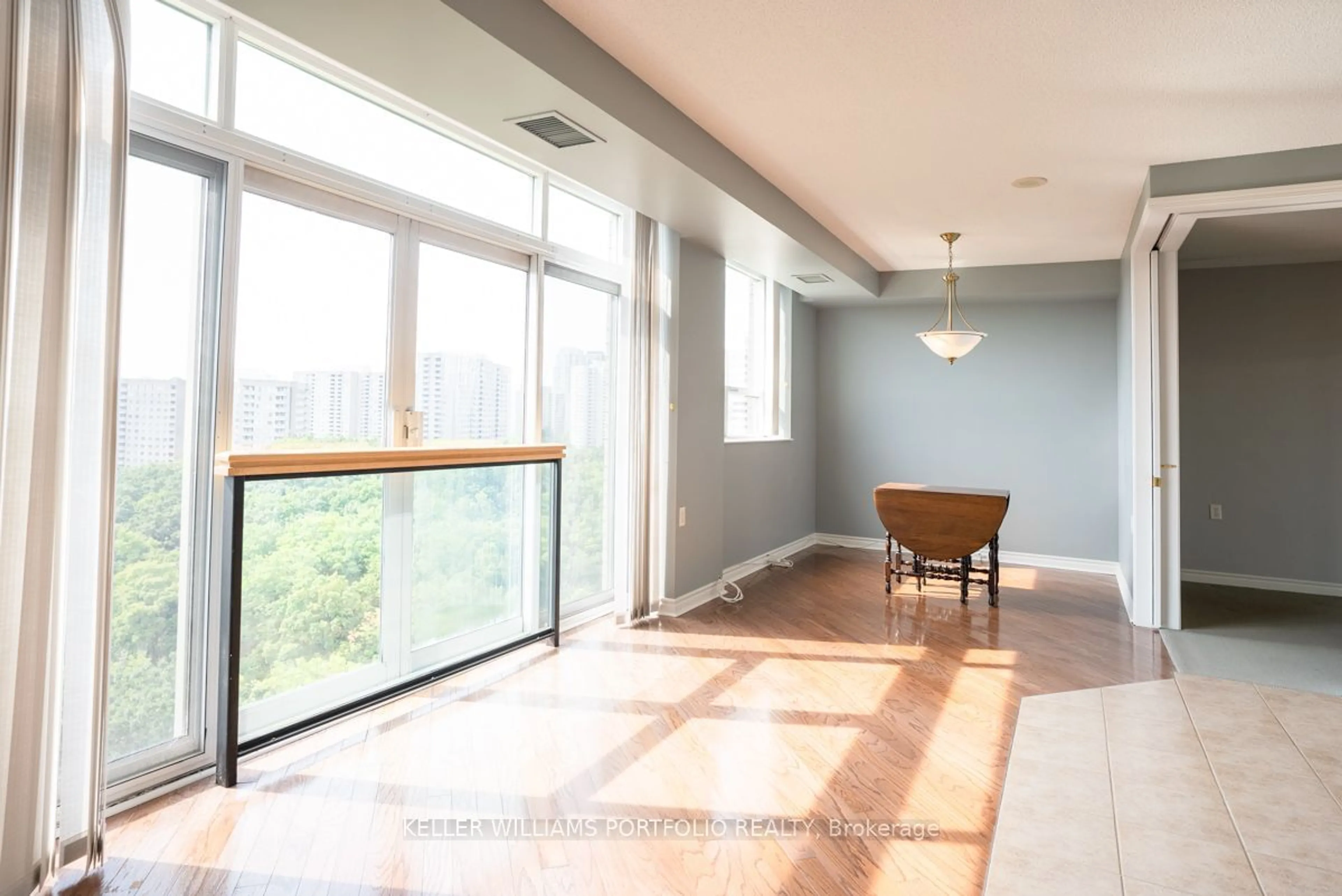 Other indoor space, wood floors for 200 Burnhamthorpe Rd #1204, Mississauga Ontario L5A 4L4