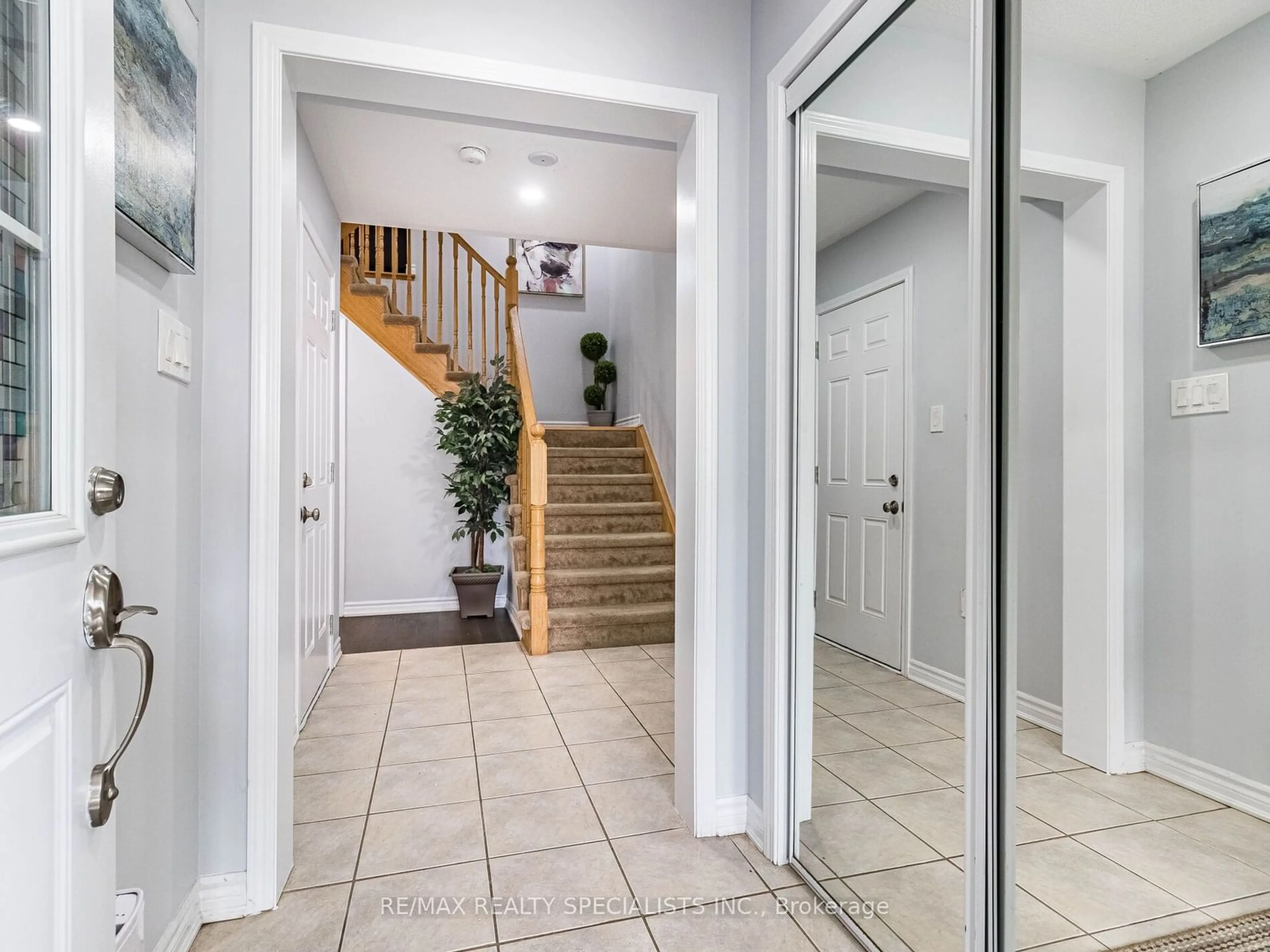 Indoor foyer, wood floors for 98 Bannister Cres, Brampton Ontario L7A 4H4