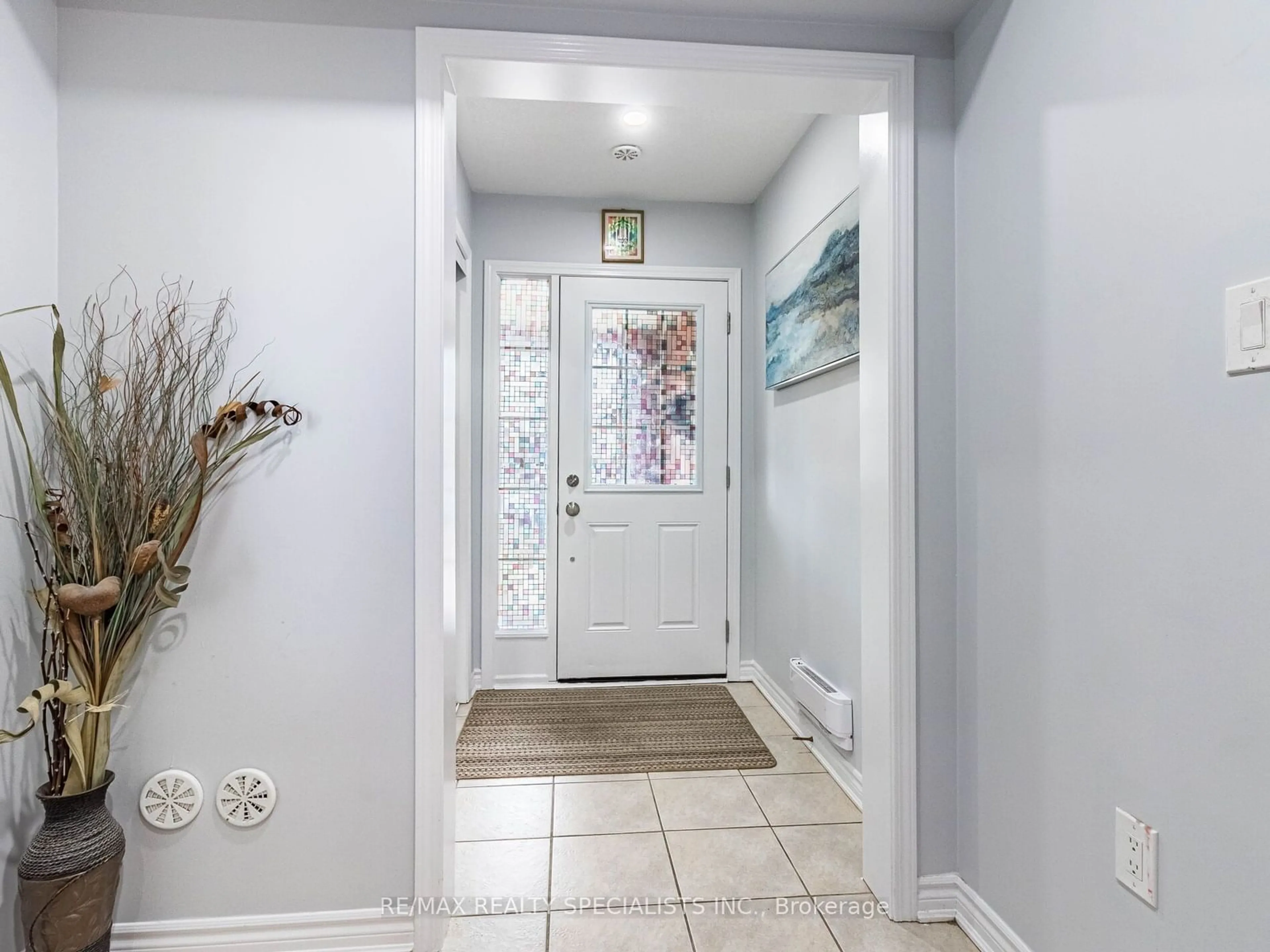 Indoor entryway, wood floors for 98 Bannister Cres, Brampton Ontario L7A 4H4