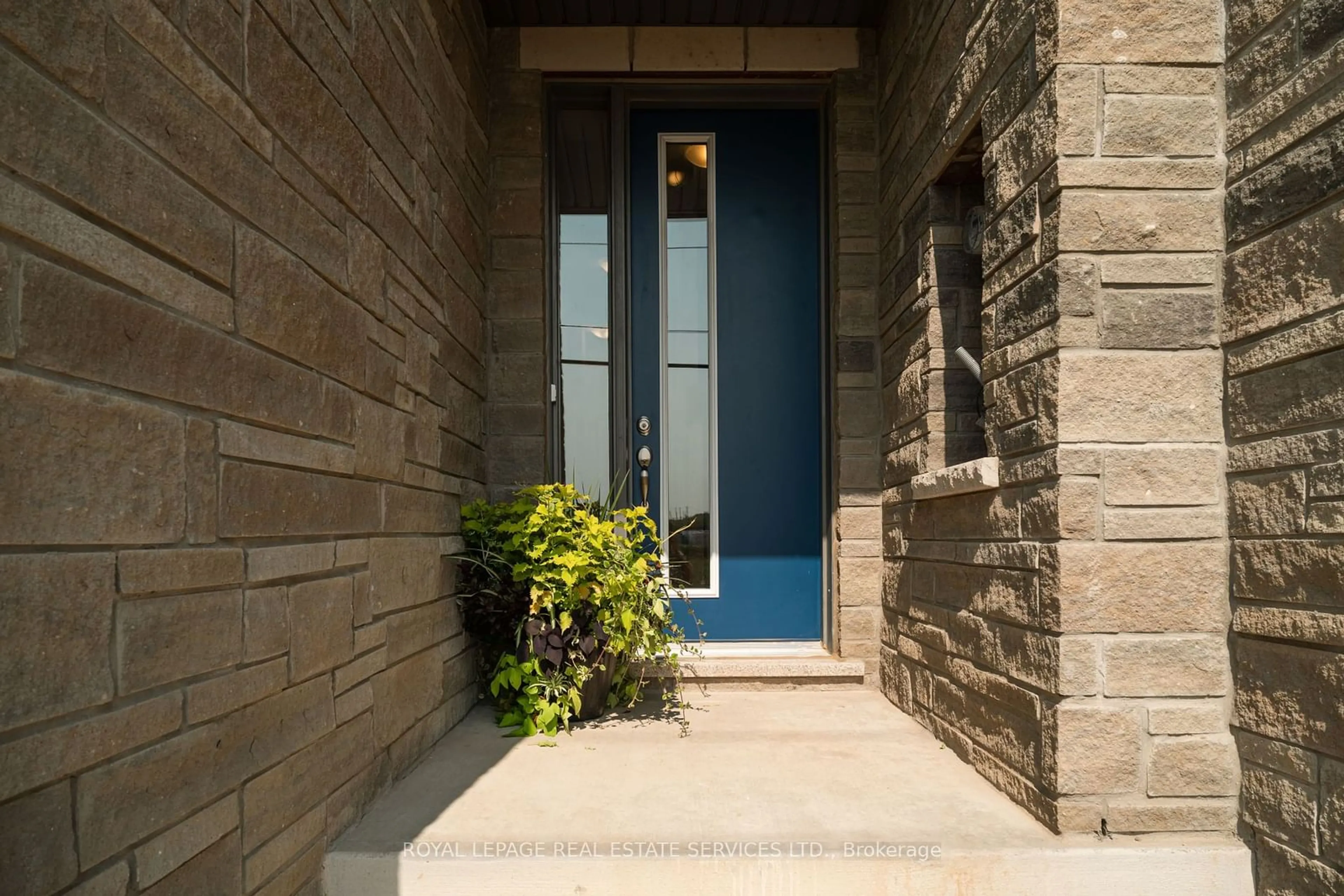 Indoor entryway, cement floor for 3321 Sixth Line, Oakville Ontario L6H 0Z5