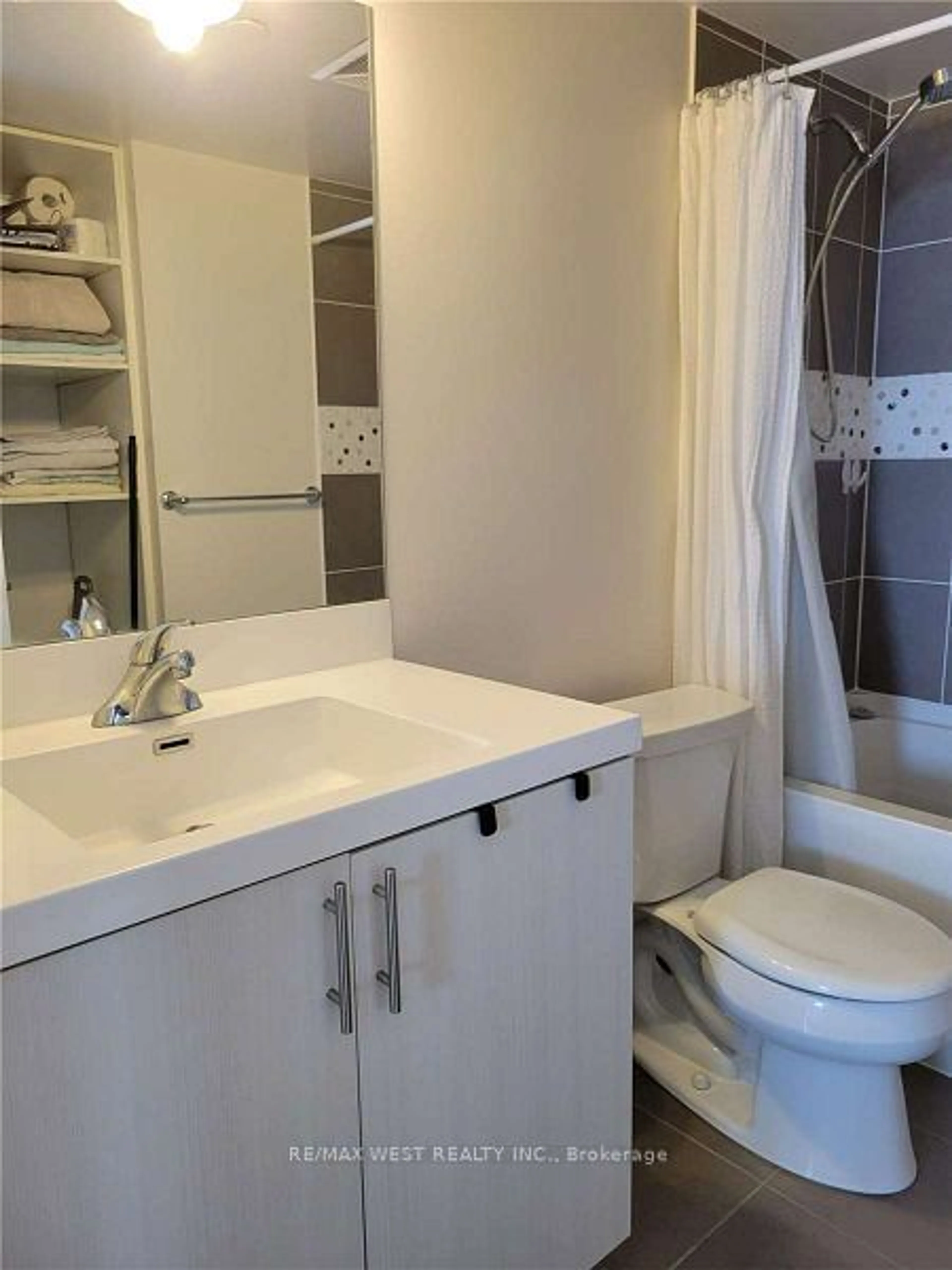 Standard bathroom for 36 Via Bagnato Ave #730, Toronto Ontario M6A 0B7