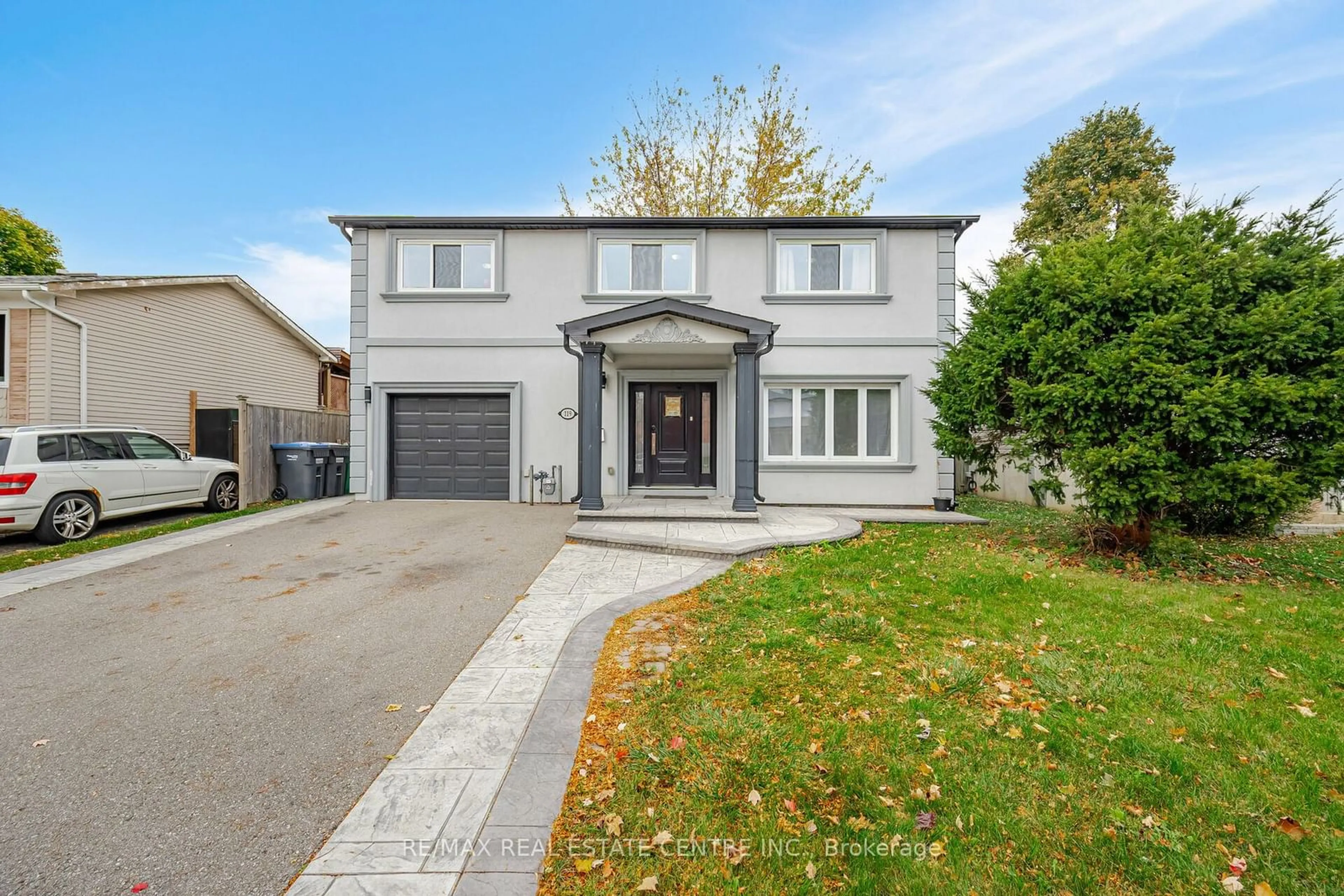 Frontside or backside of a home, the street view for 119 Madoc Dr, Brampton Ontario L6V 2A5