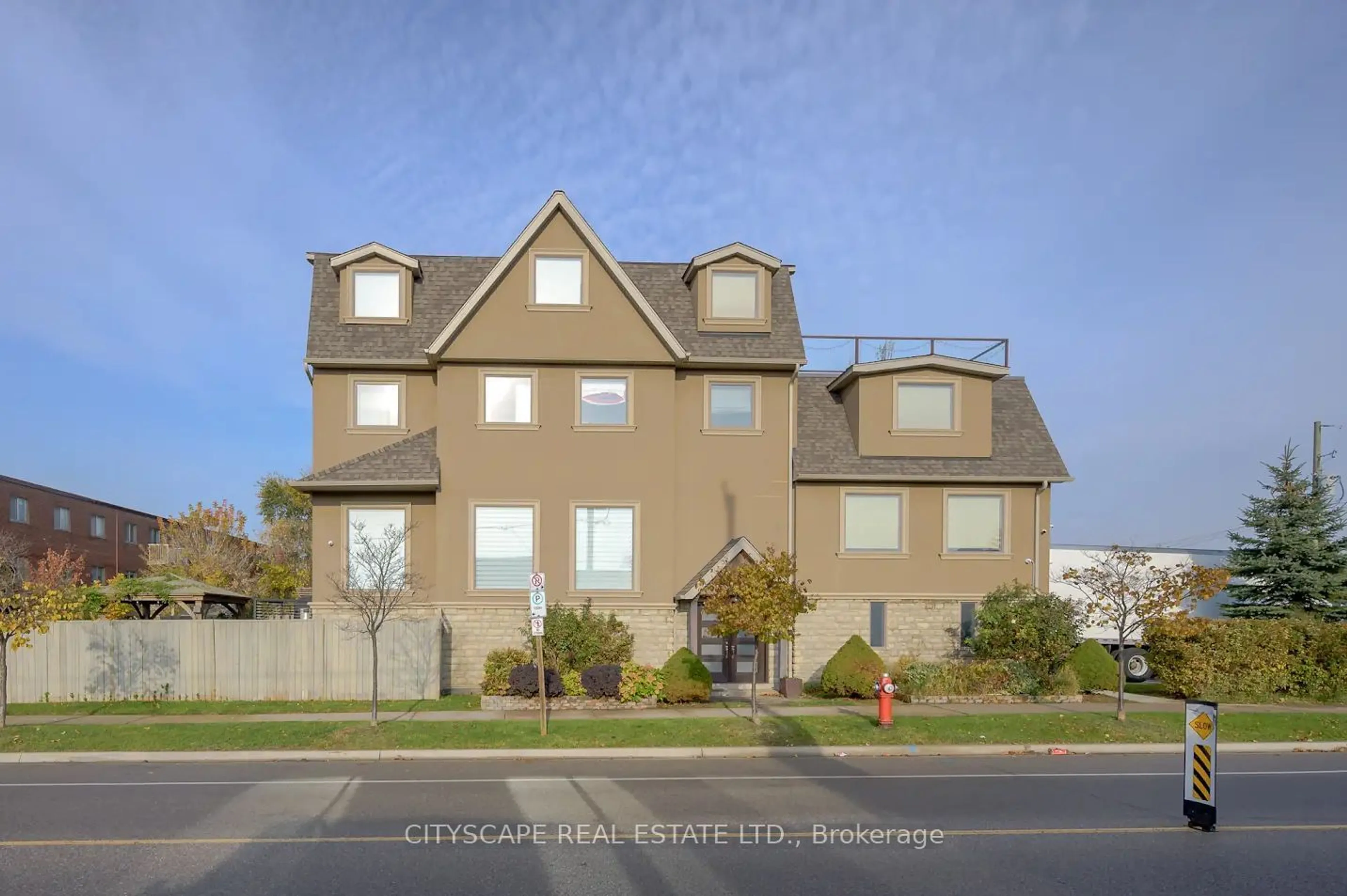 A pic from exterior of the house or condo, the street view for 1090 Westmount Ave, Mississauga Ontario L5E 1X7