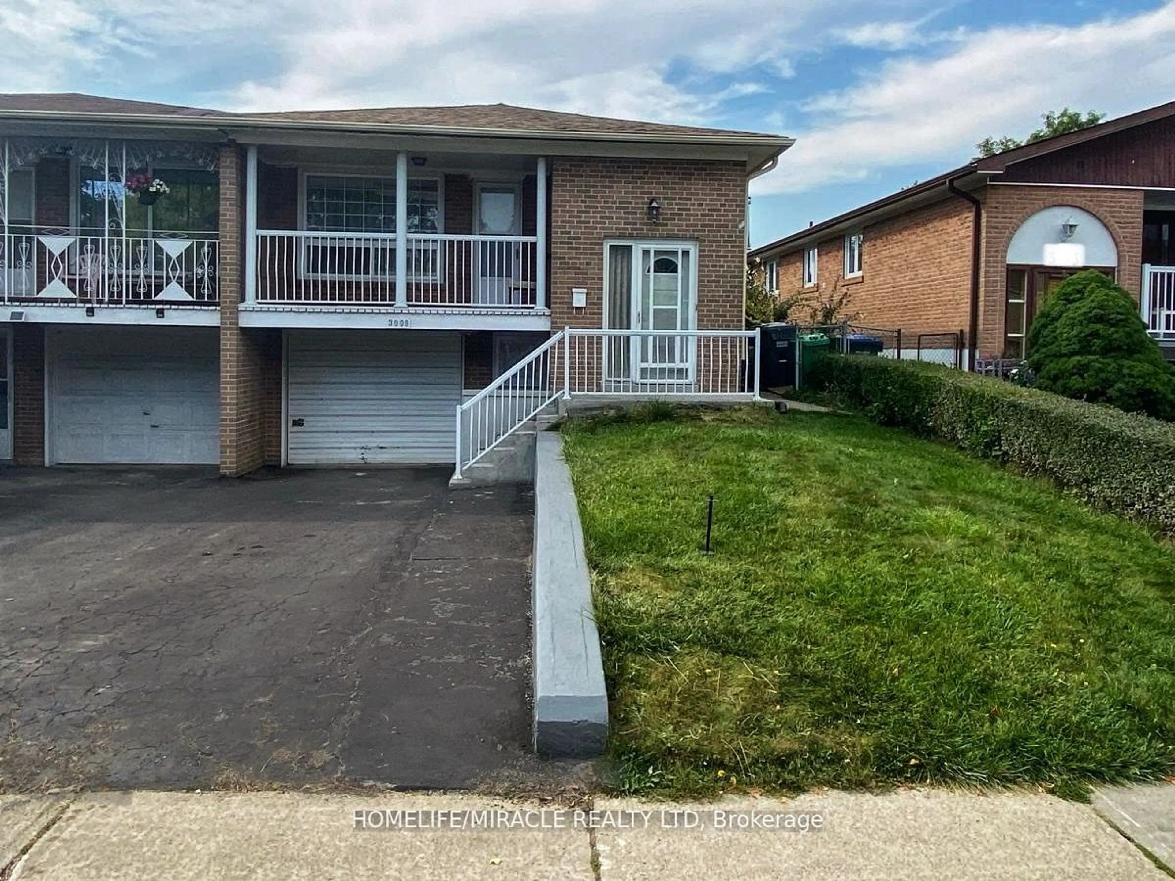 Frontside or backside of a home, the street view for 3099 Morning Star Dr, Mississauga Ontario L4T 1X1