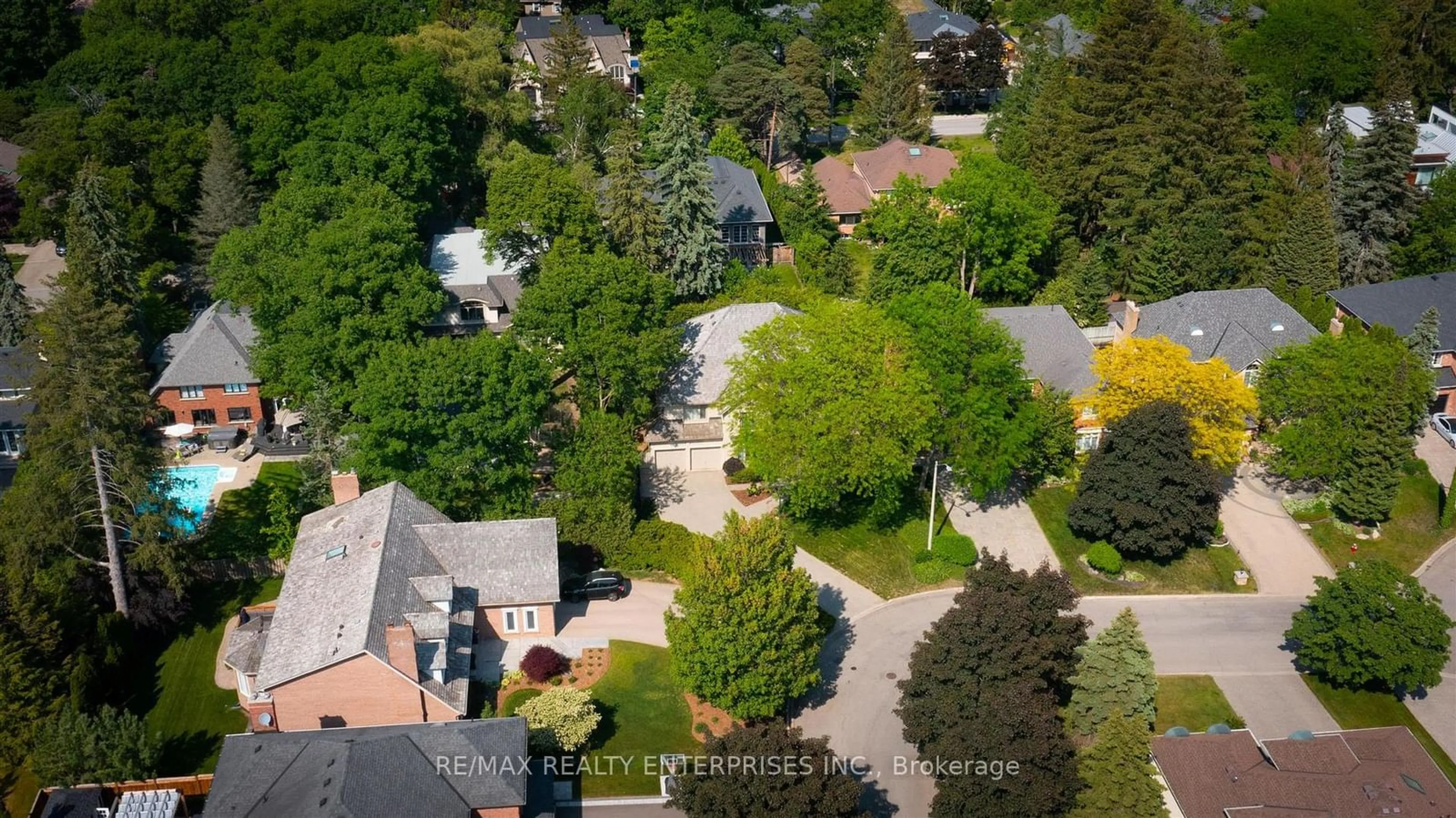 Frontside or backside of a home, the street view for 1301 Lindburgh Crt, Mississauga Ontario L5H 4J2