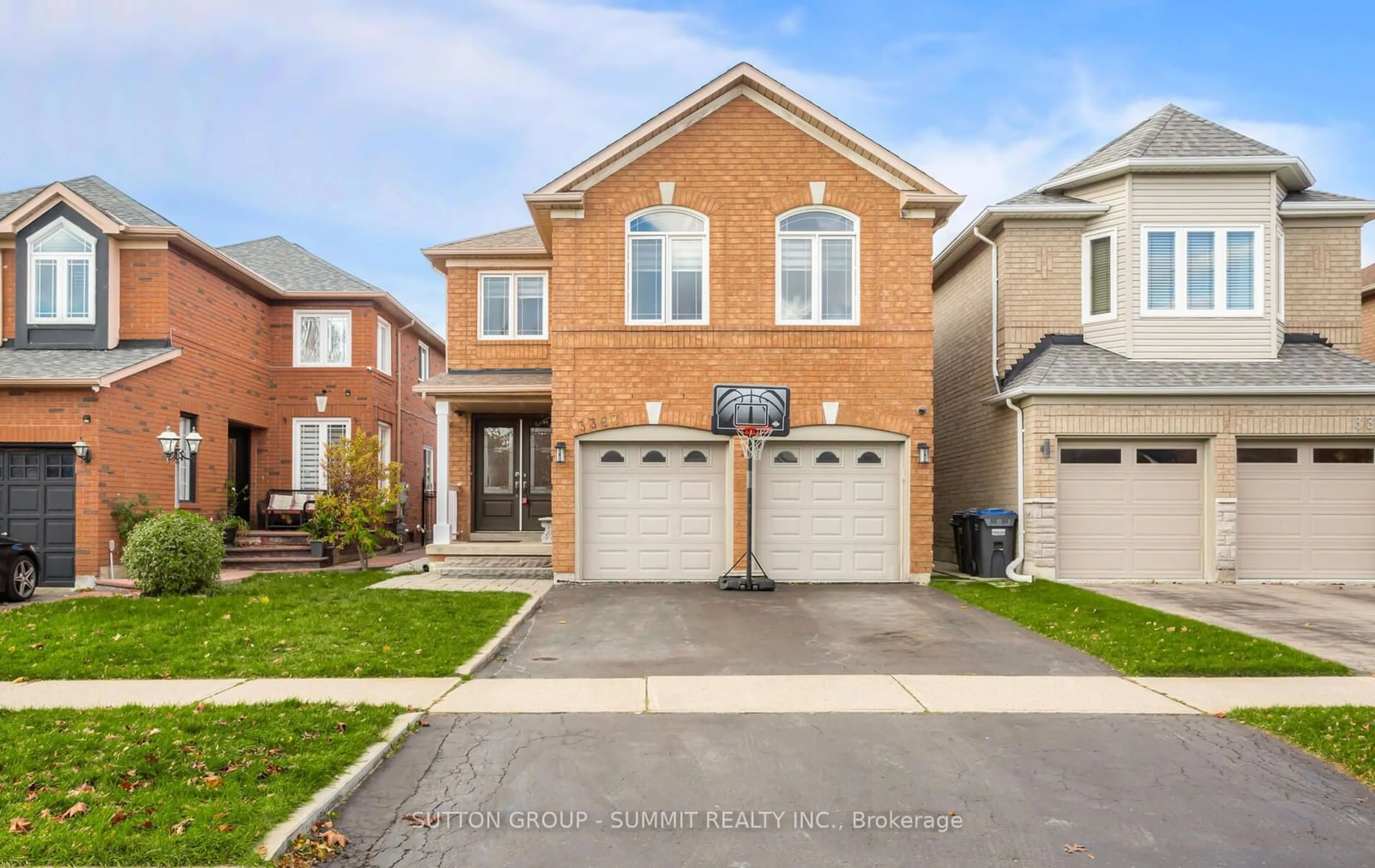 Frontside or backside of a home, the street view for 3363 Smoke Tree Rd, Mississauga Ontario L5N 7M4