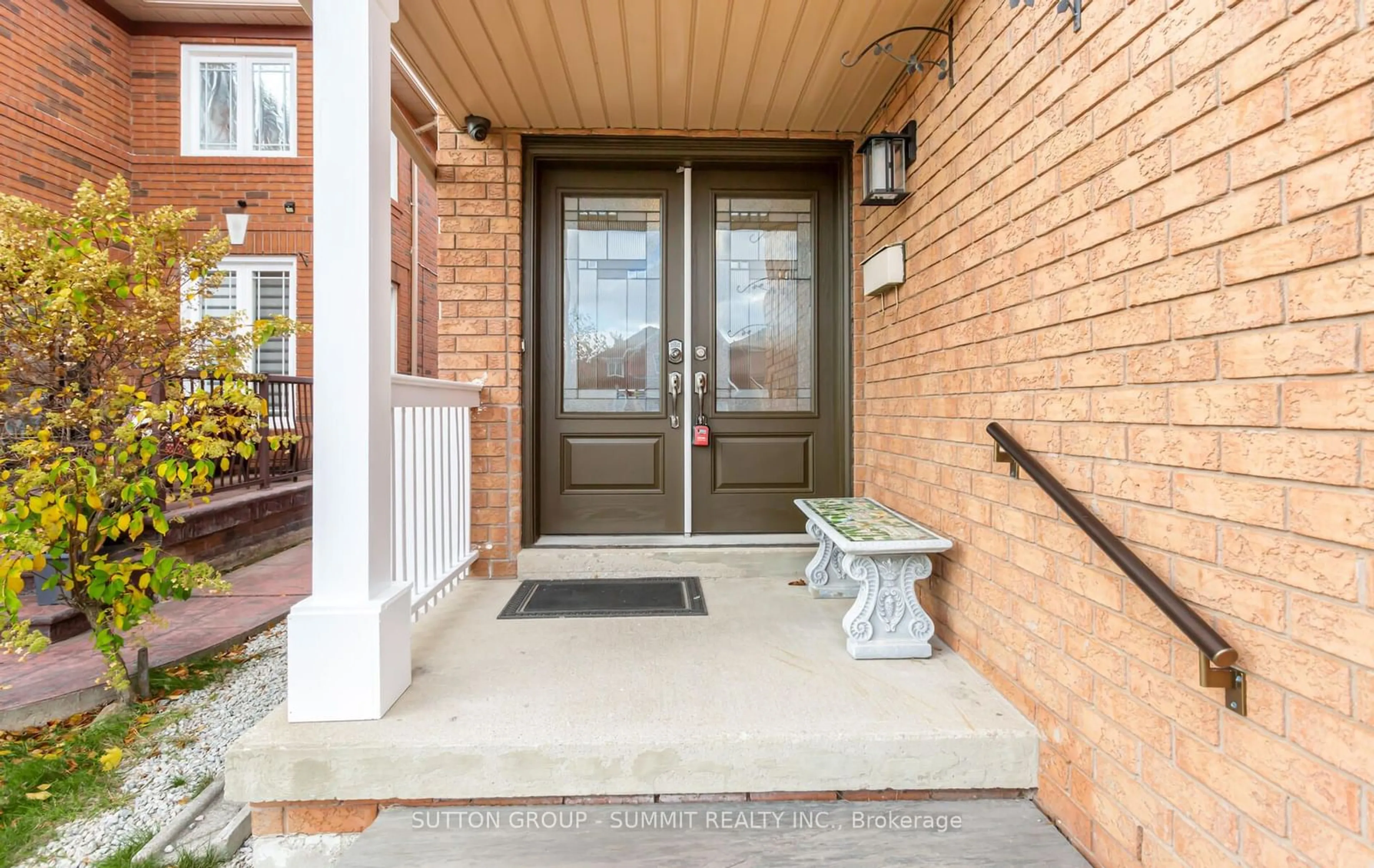 Indoor entryway, wood floors for 3363 Smoke Tree Rd, Mississauga Ontario L5N 7M4