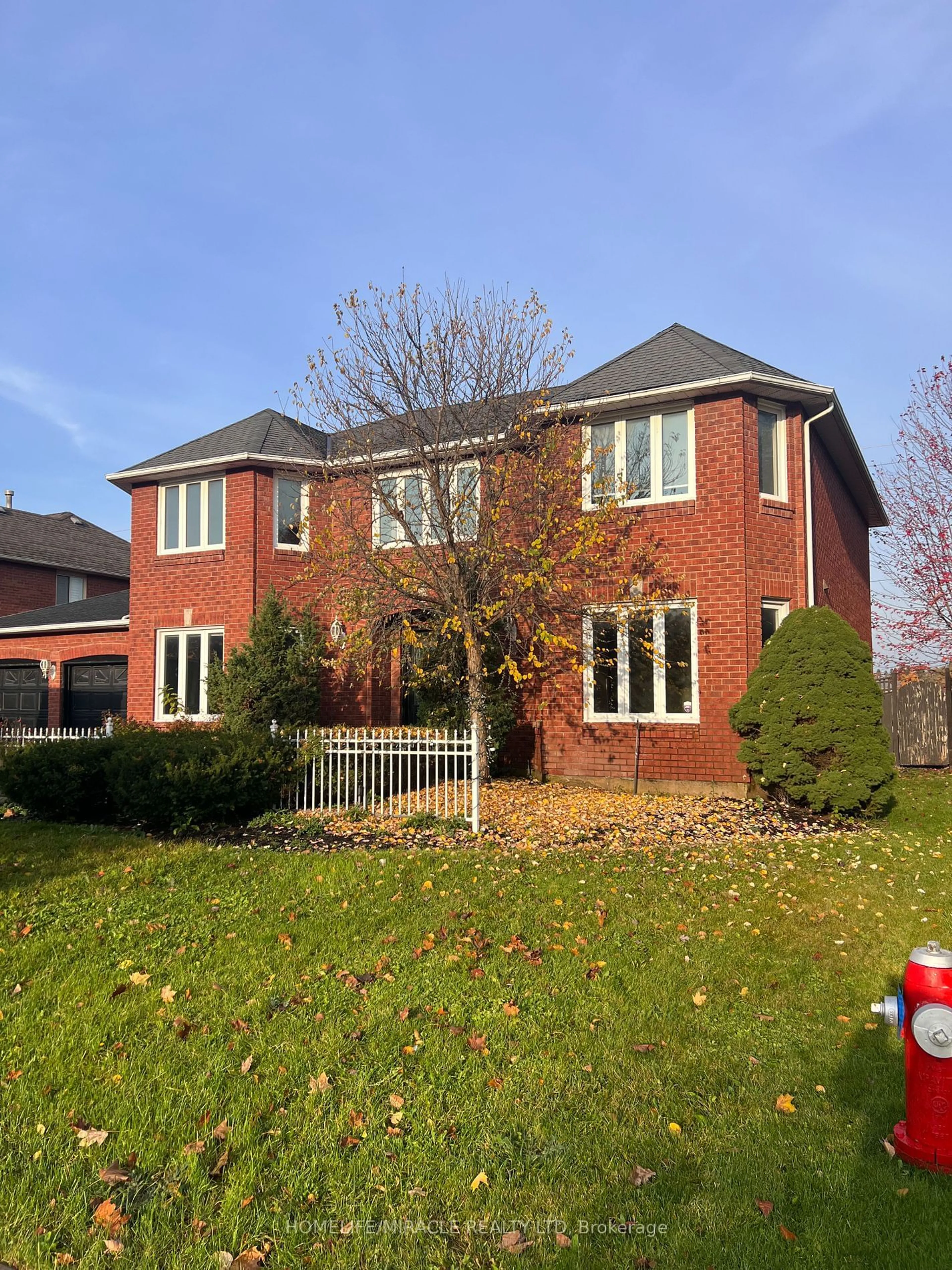 Home with brick exterior material for 8 Ridelle Crt, Brampton Ontario L6Z 4M3