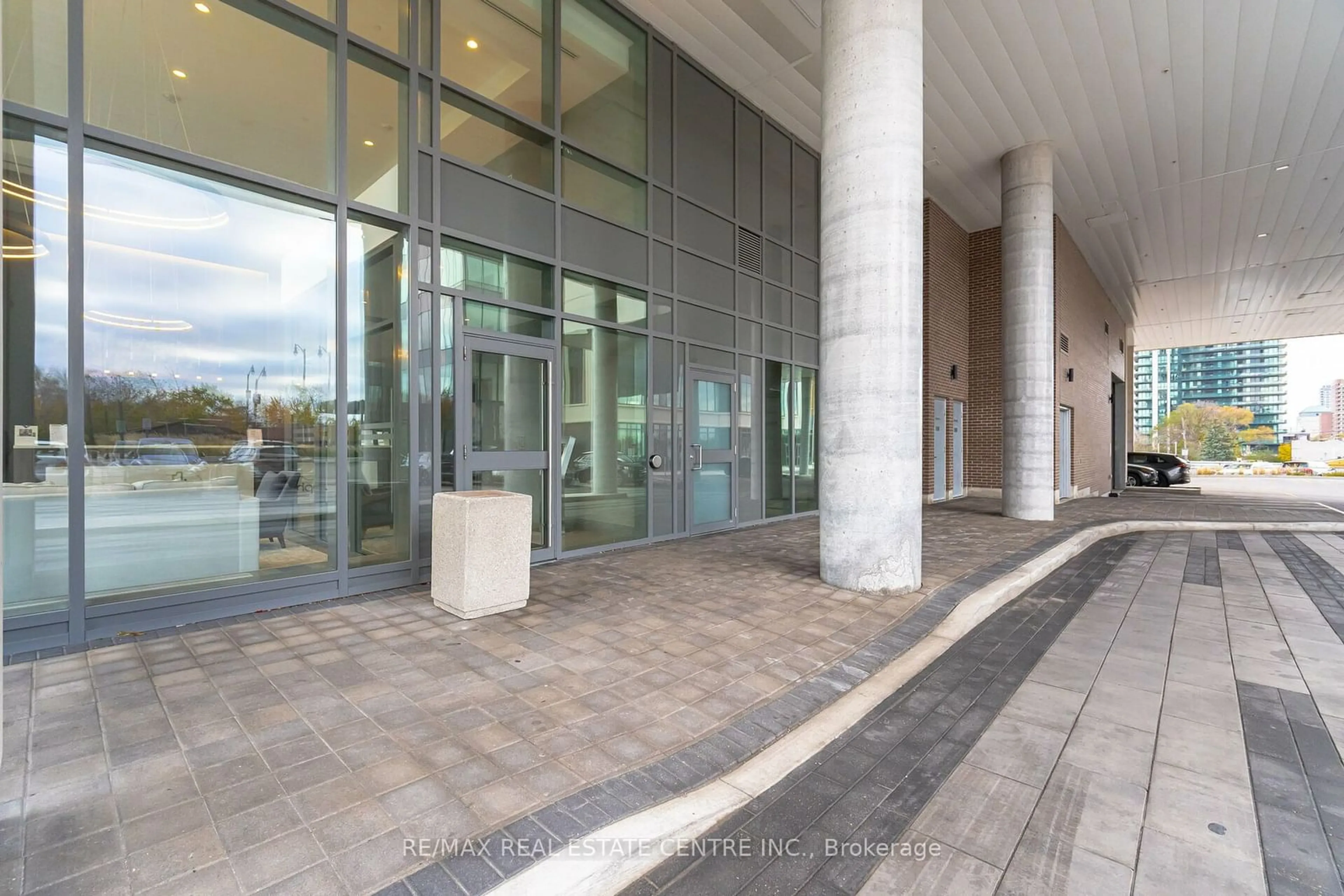 Indoor foyer, cement floor for 15 Lynch St #2101, Brampton Ontario L6W 0C7