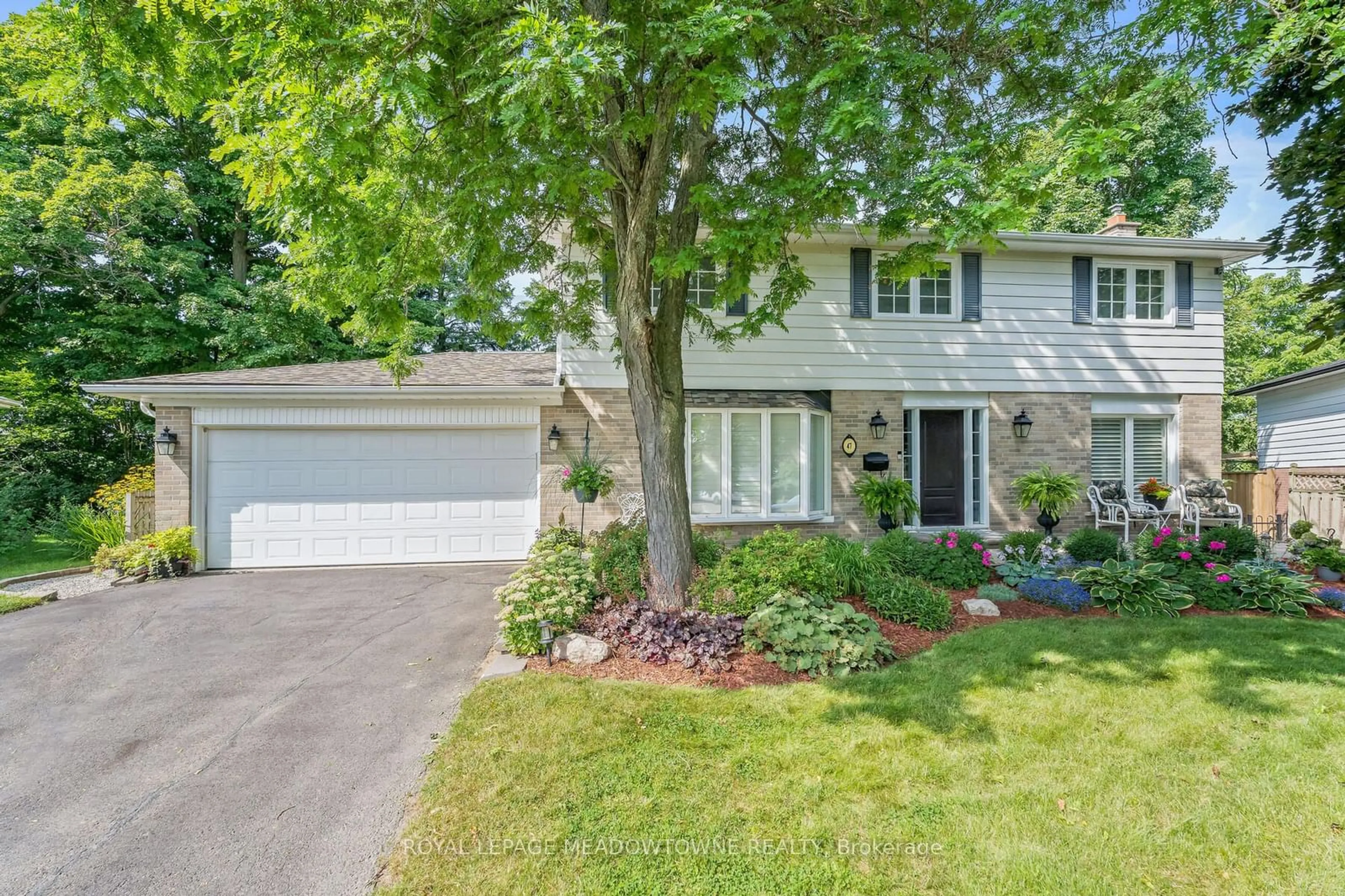 Frontside or backside of a home, the street view for 47 Dawson Cres, Halton Hills Ontario L7G 1H3