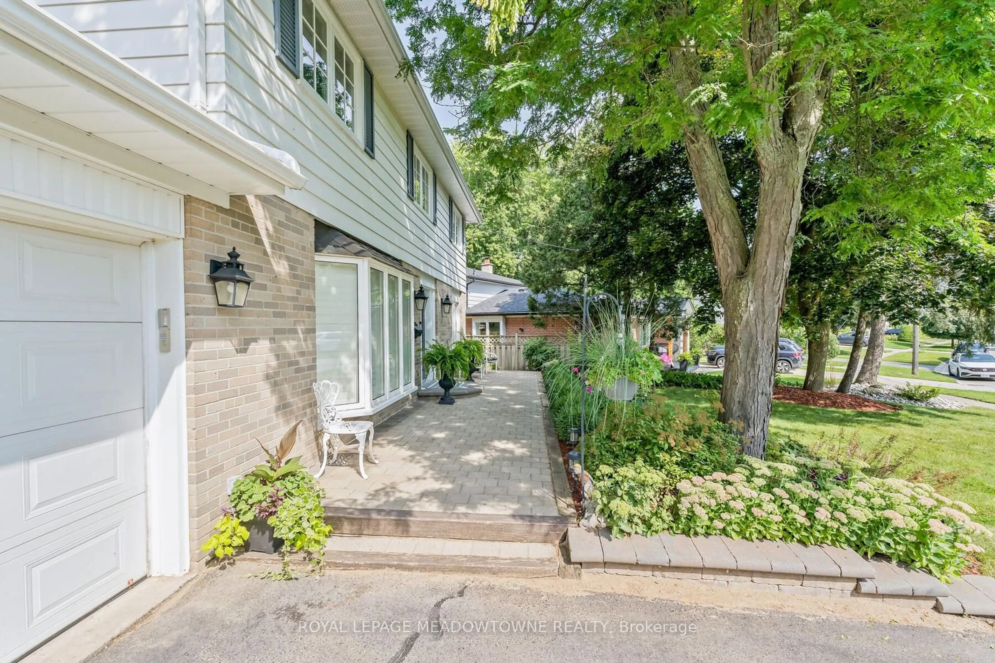 A pic from exterior of the house or condo, the street view for 47 Dawson Cres, Halton Hills Ontario L7G 1H3