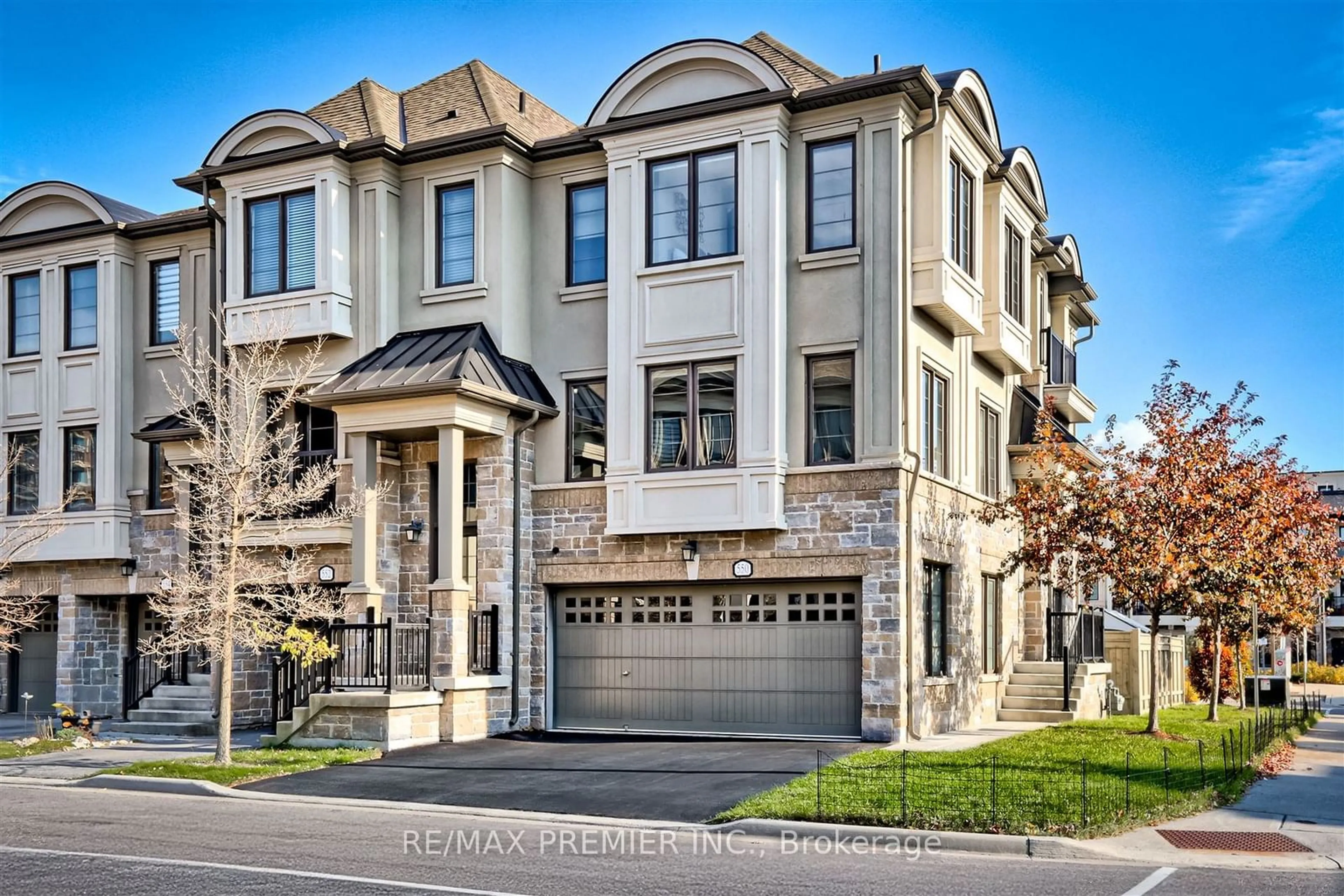 A pic from exterior of the house or condo, the street view for 550 Mermaid Cres, Mississauga Ontario L5G 0B3