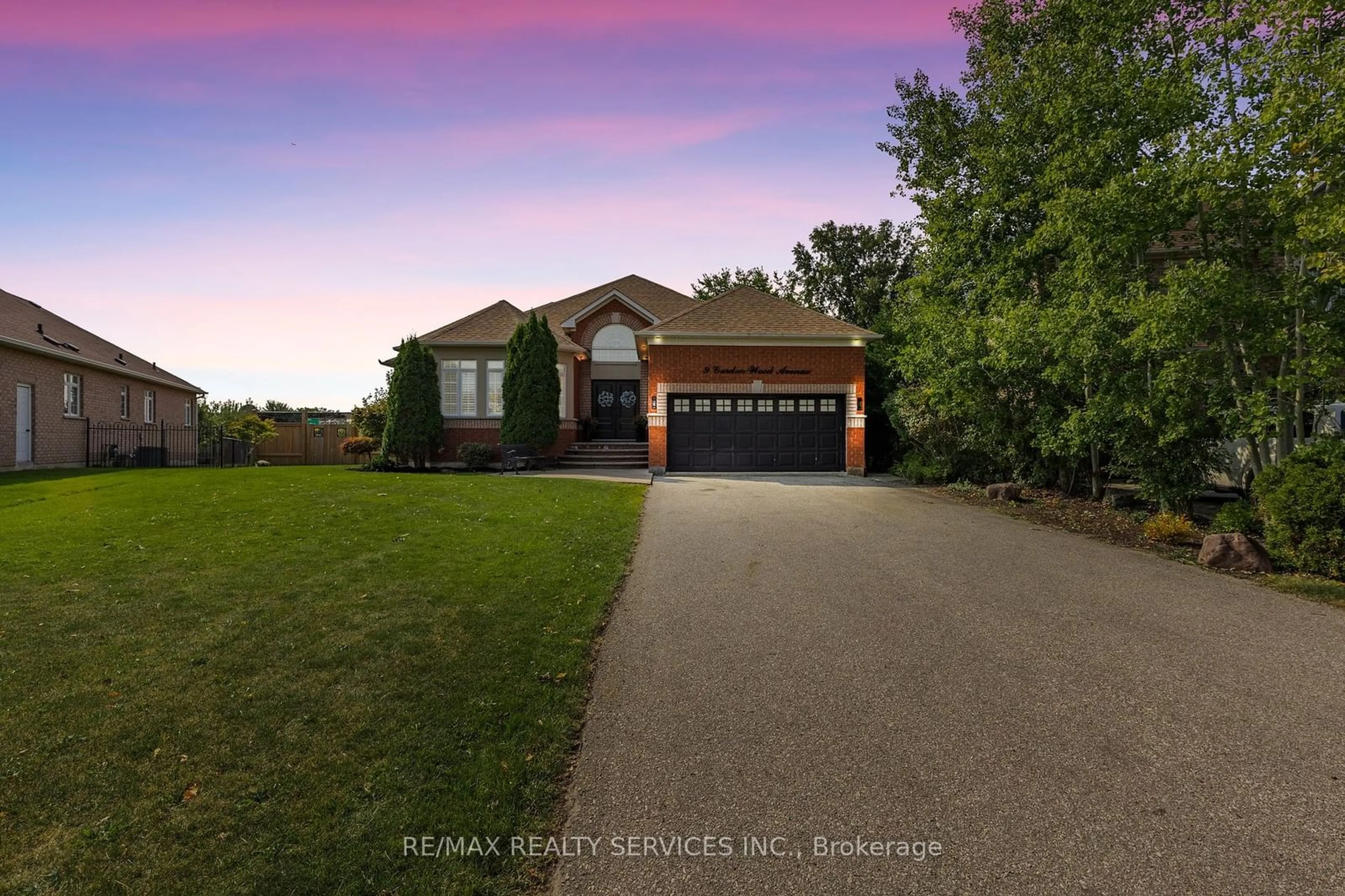 Frontside or backside of a home, the street view for 9 Garden Wood Ave, Caledon Ontario L7C 1A9