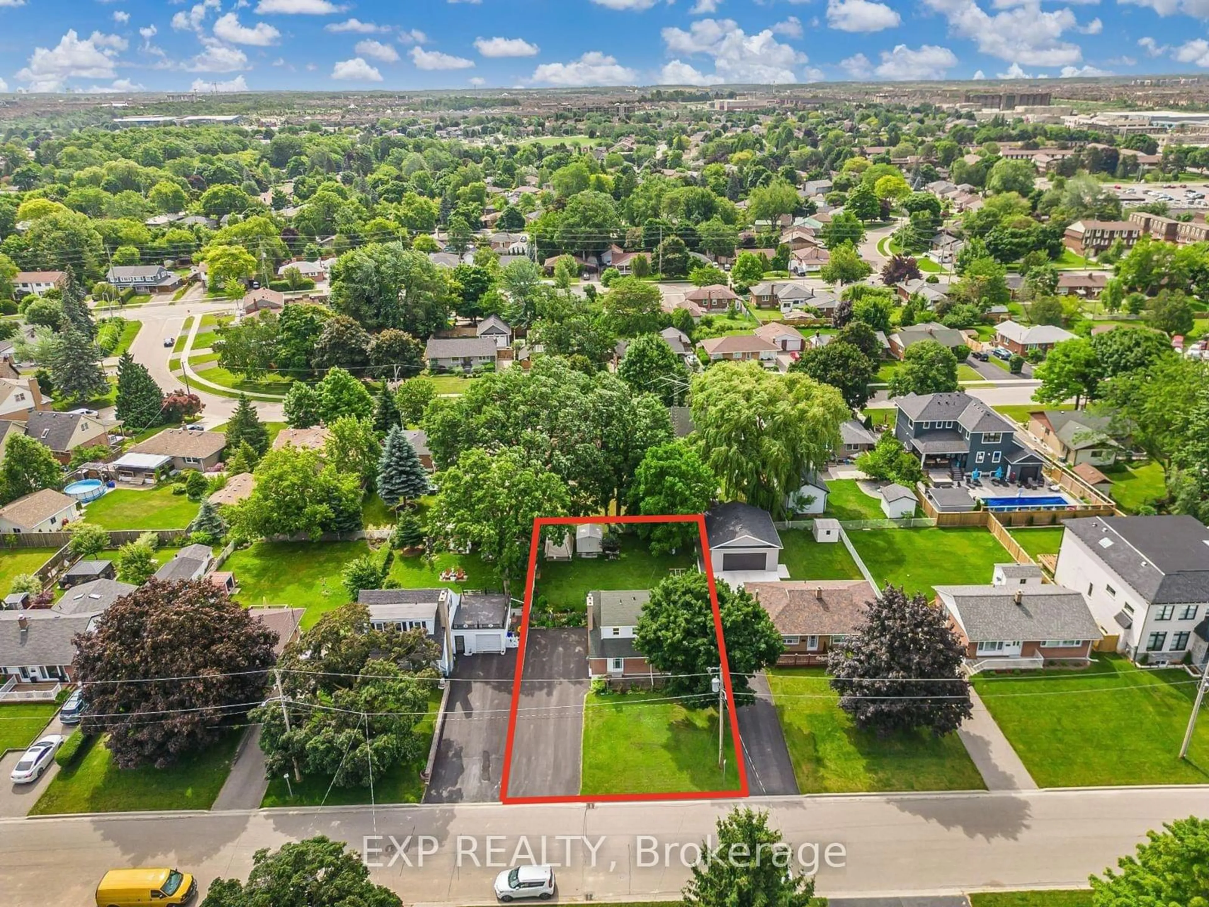 Frontside or backside of a home, the street view for 215 Elmwood Cres, Milton Ontario L9T 1C3