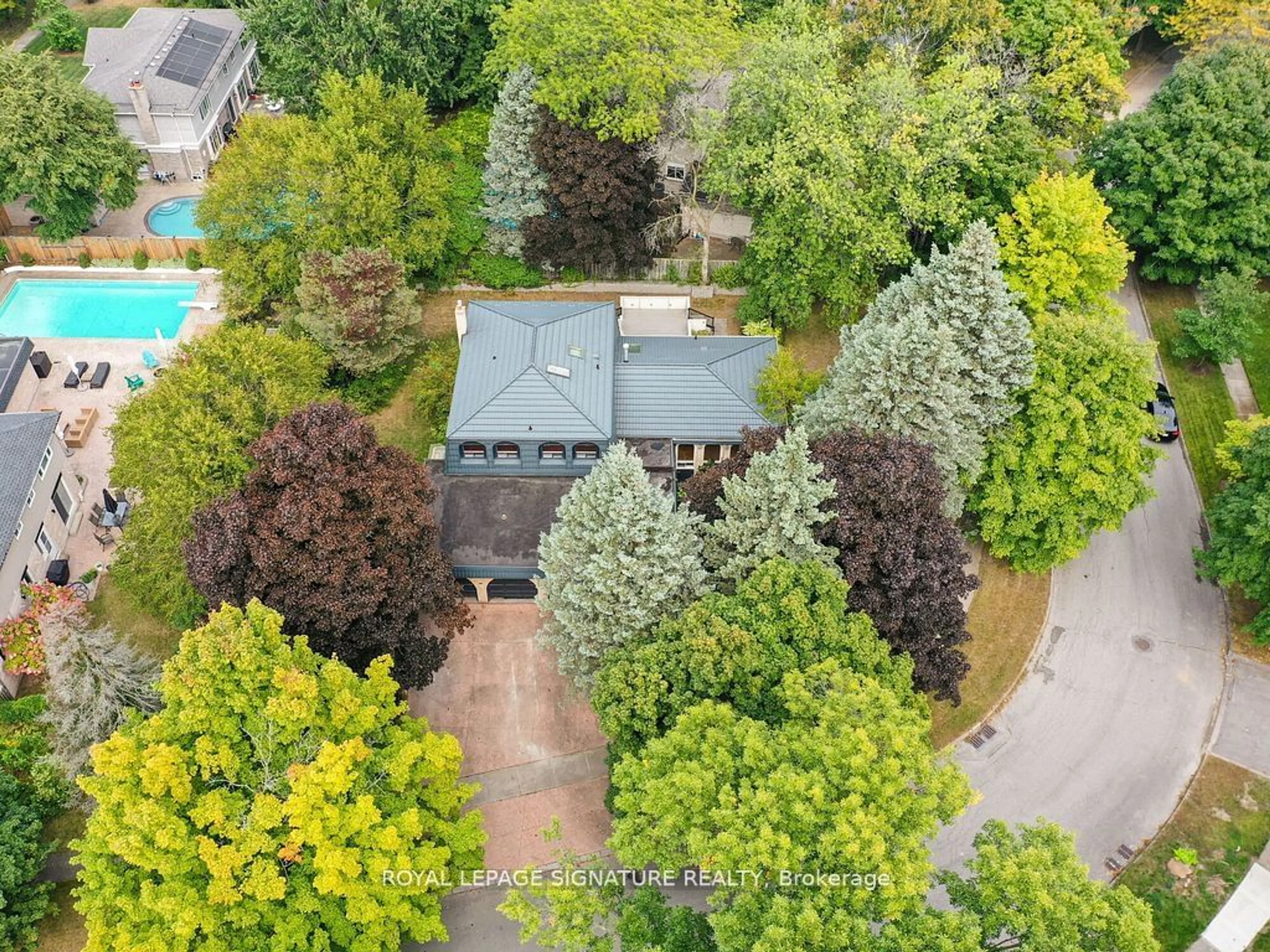 Frontside or backside of a home, the fenced backyard for 165 Cavendish Crt, Oakville Ontario L6J 5S3