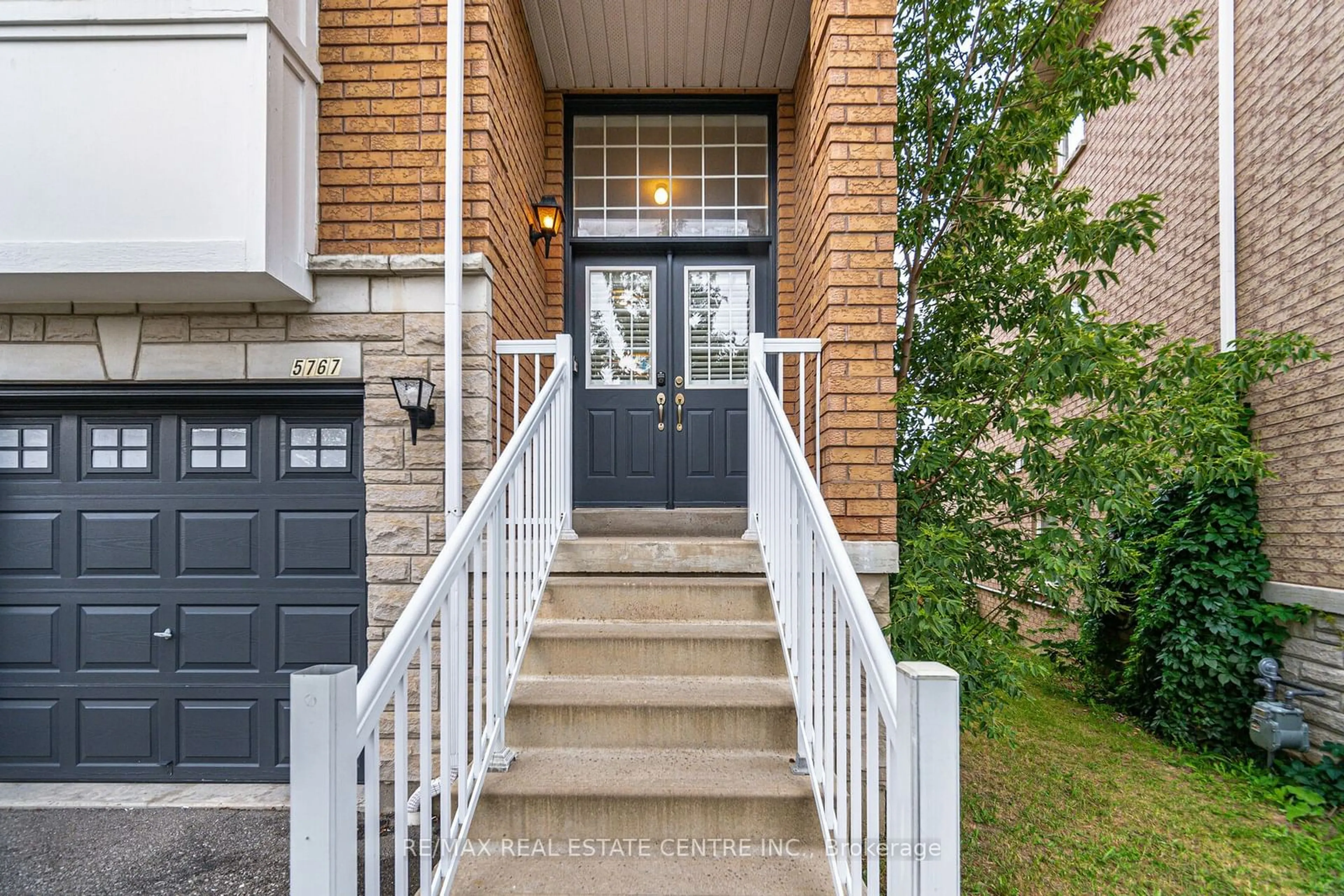 Indoor entryway, wood floors for 5767 Tiz Rd, Mississauga Ontario L5R 0B4