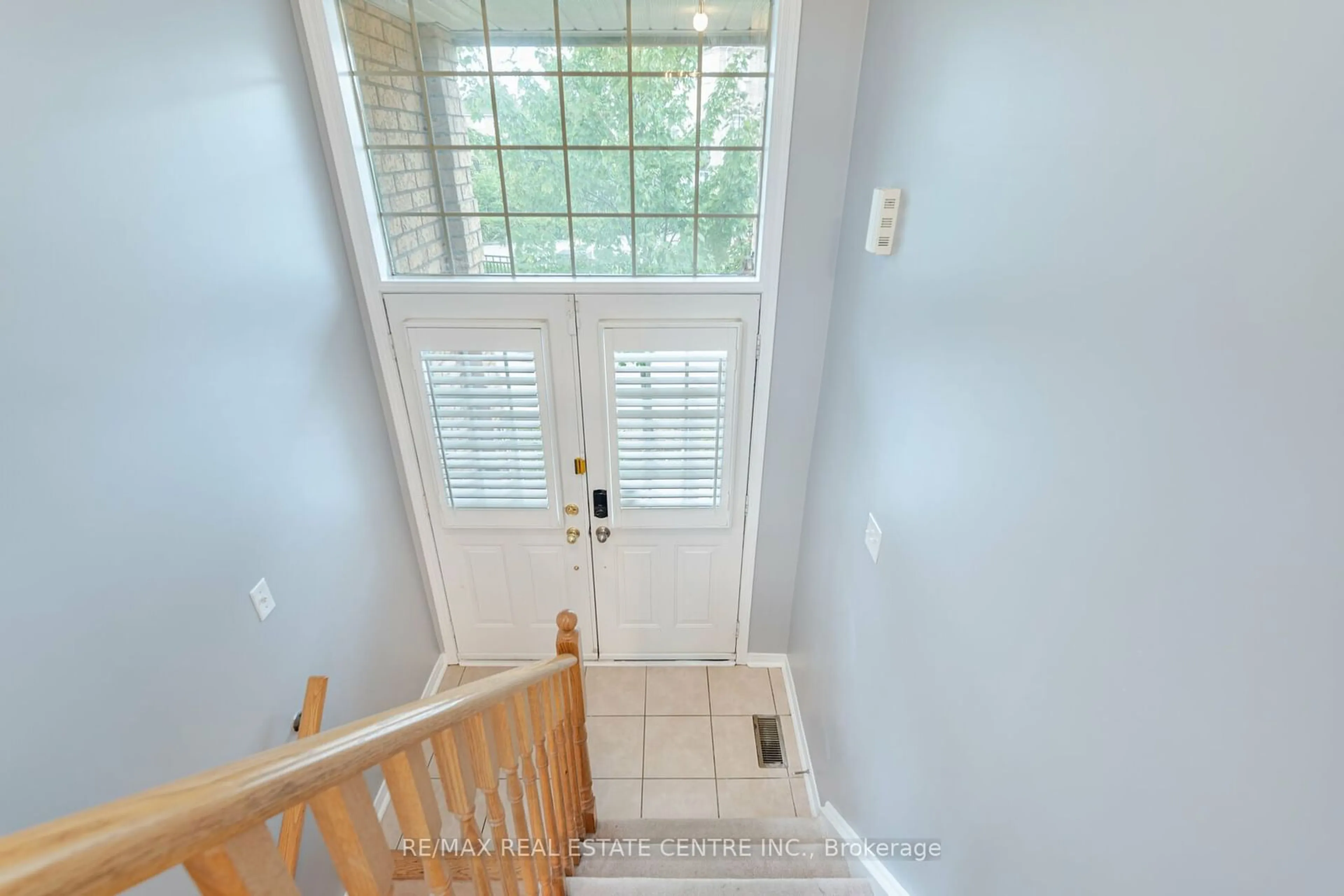 Indoor entryway, wood floors for 5767 Tiz Rd, Mississauga Ontario L5R 0B4