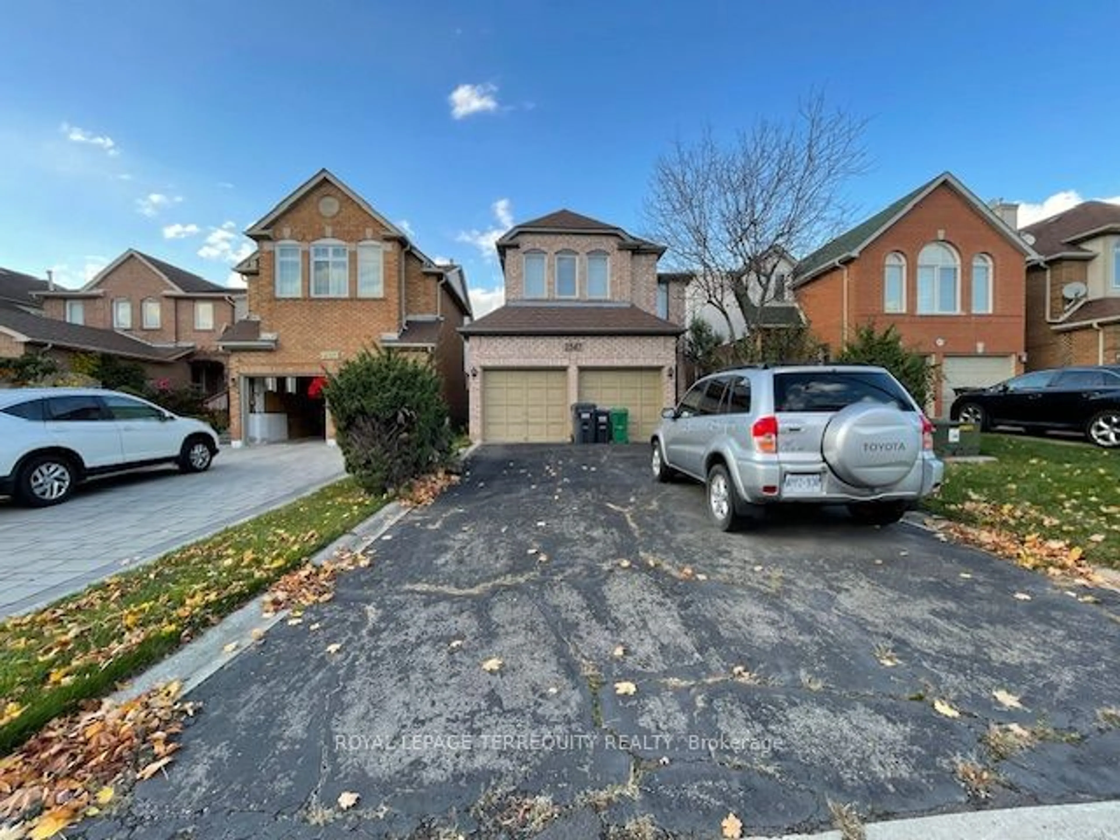 Frontside or backside of a home, the street view for 2547 Advent Crt, Mississauga Ontario L5M 5L4