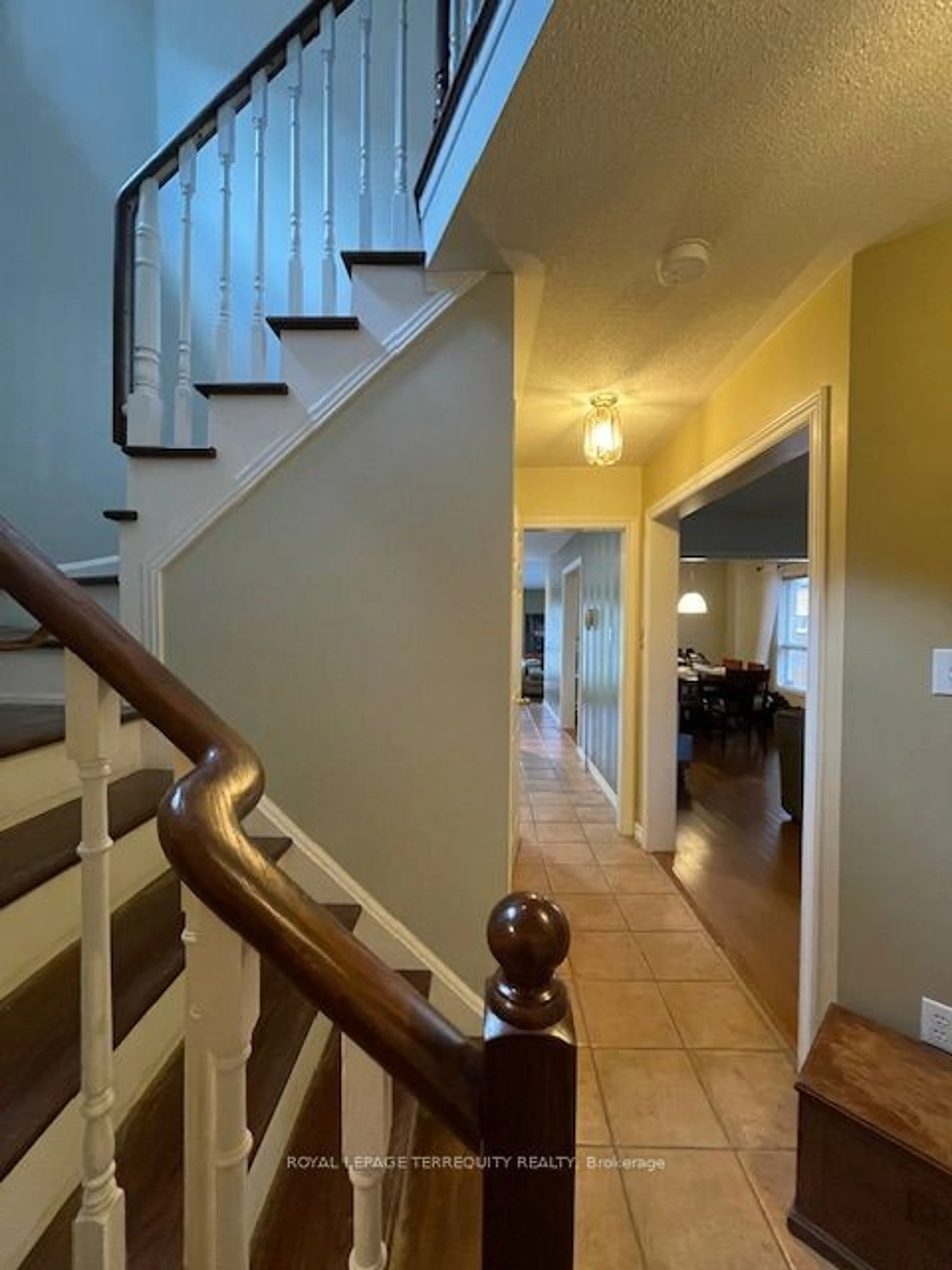 Indoor foyer, wood floors for 2547 Advent Crt, Mississauga Ontario L5M 5L4