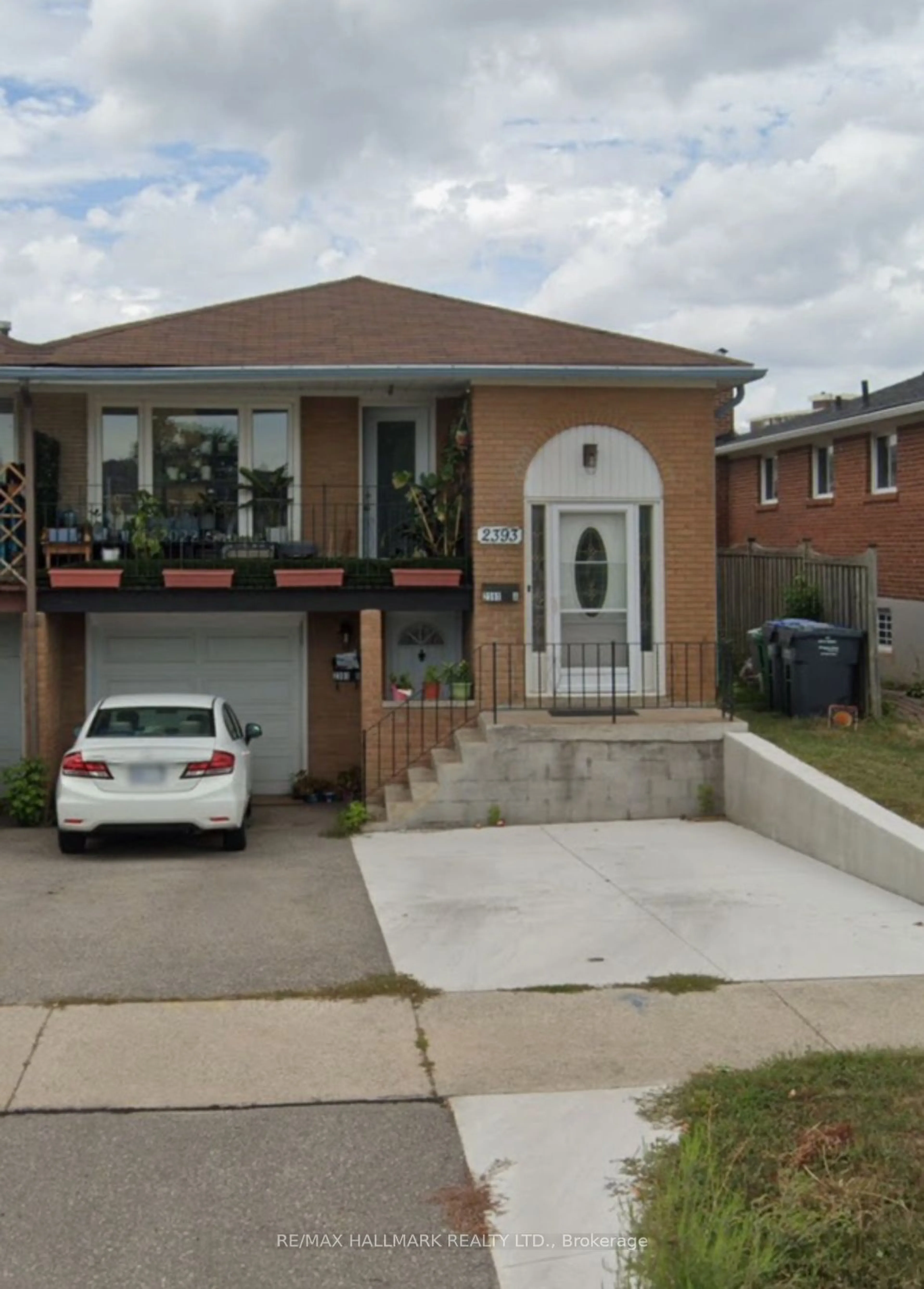 Frontside or backside of a home, the street view for 2393 Whaley Dr, Mississauga Ontario L5B 2B3