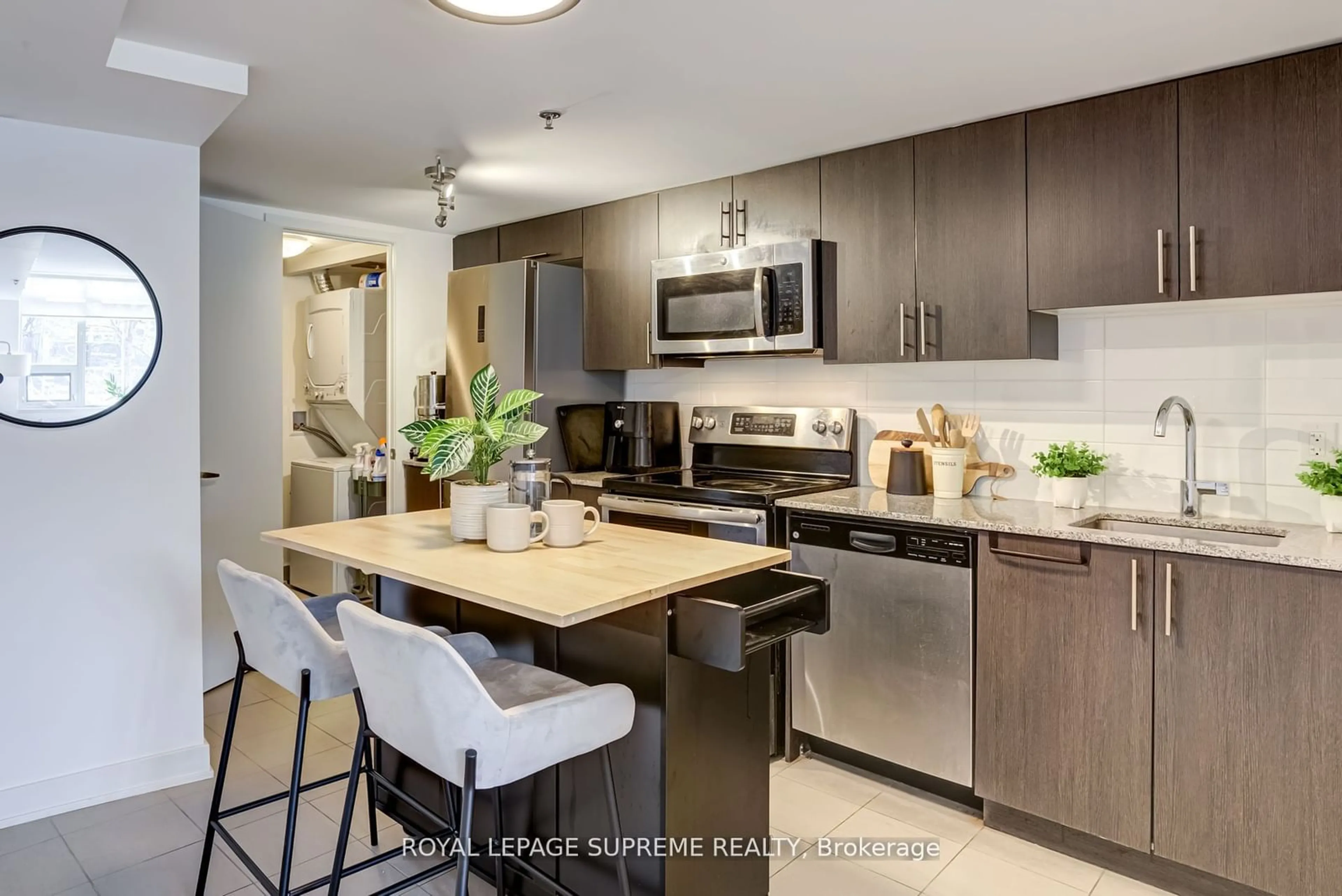 Open concept kitchen for 11 Superior Ave #TH5, Toronto Ontario M8V 0A7