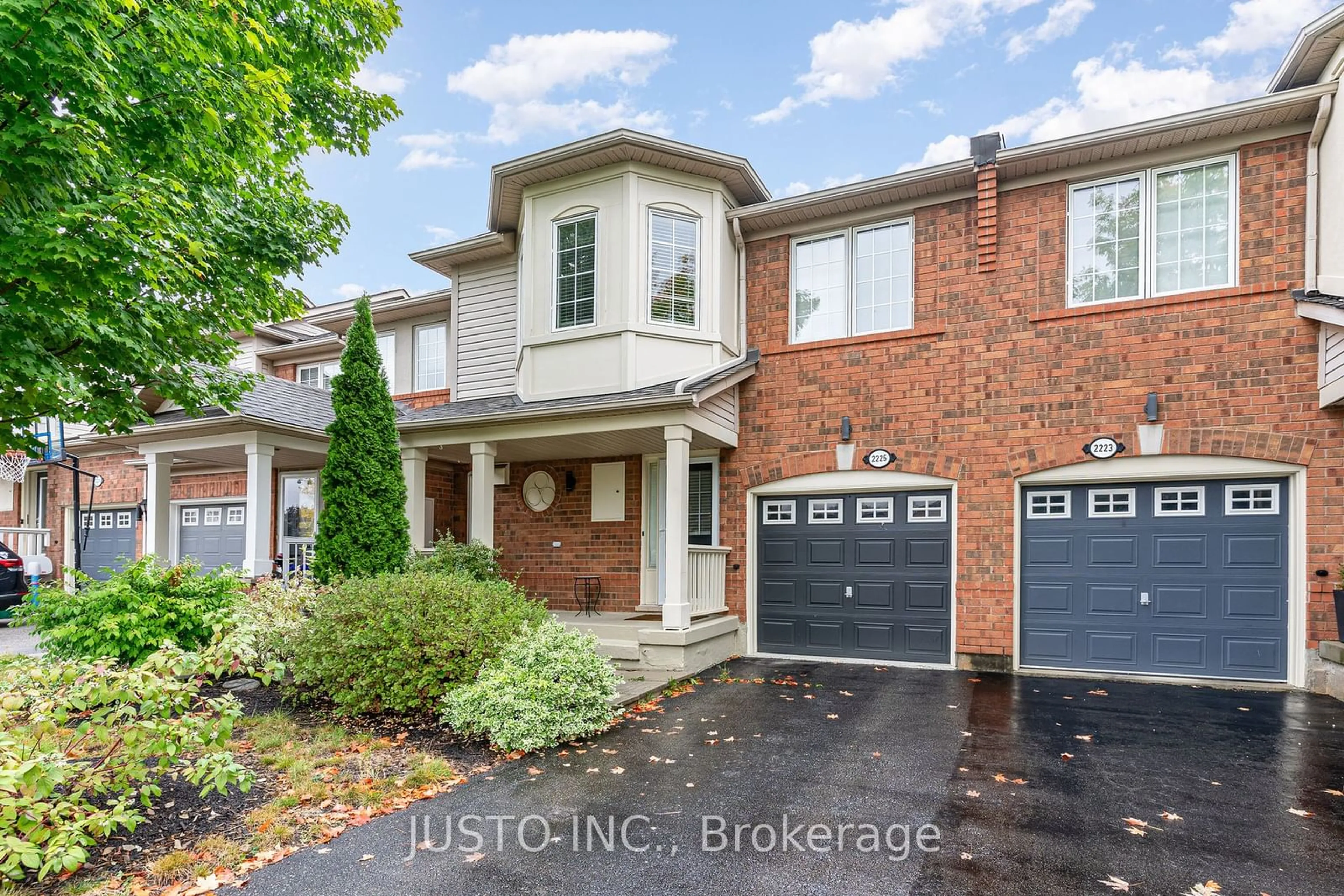 A pic from exterior of the house or condo, the street view for 2225 Amberglen Crt, Oakville Ontario L6M 4W8