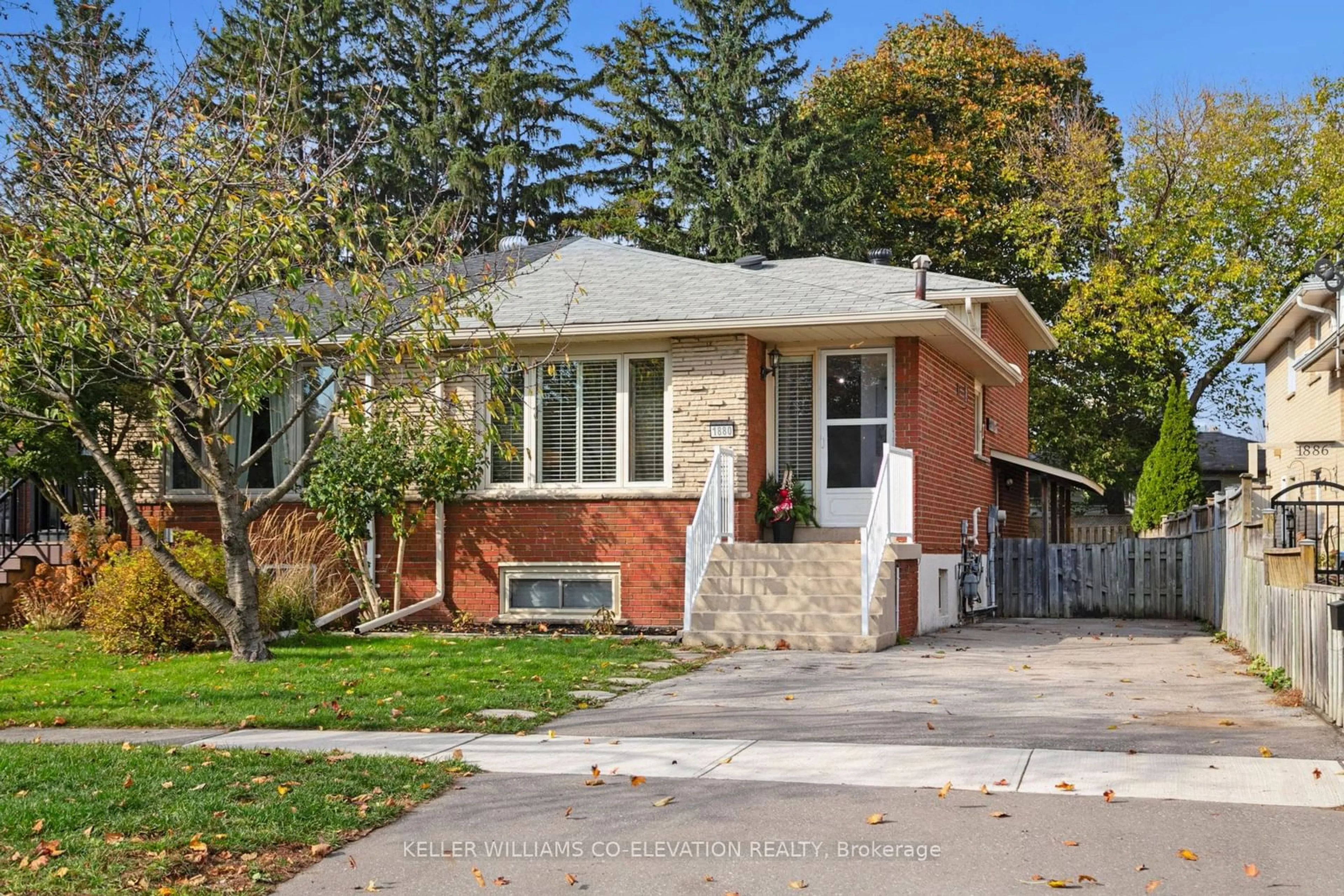 A pic from exterior of the house or condo, cottage for 1880 Silverberry Cres, Mississauga Ontario L5J 1C9