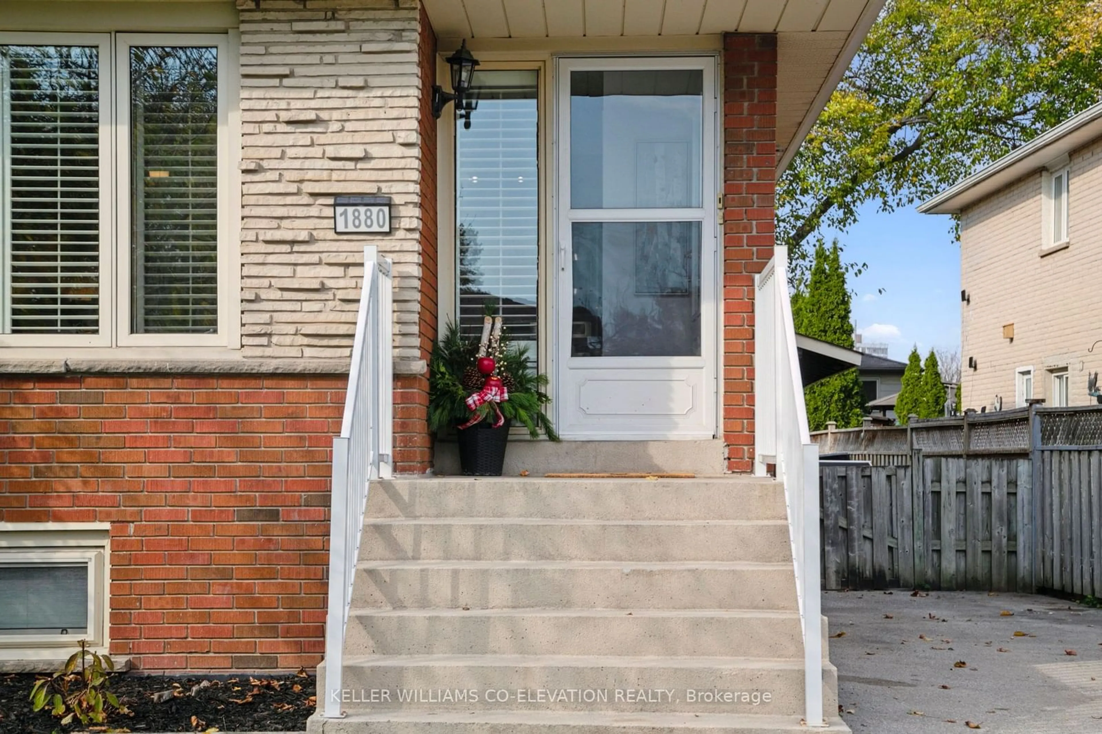 A pic from exterior of the house or condo, cottage for 1880 Silverberry Cres, Mississauga Ontario L5J 1C9