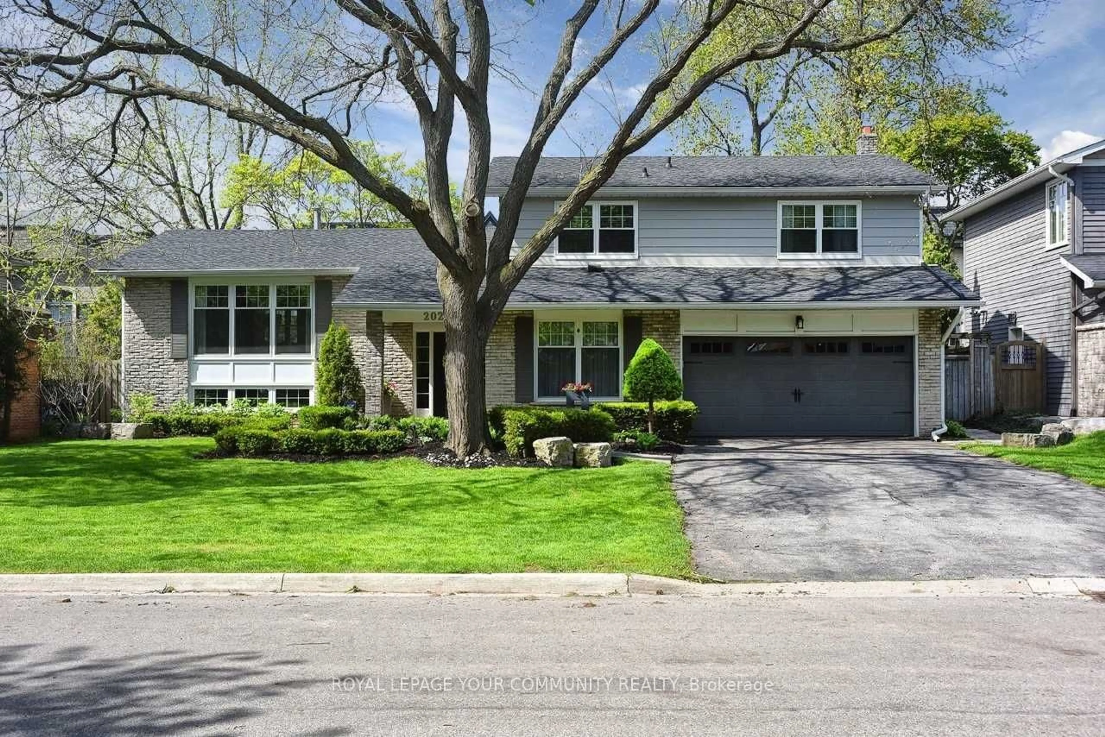 Frontside or backside of a home, the street view for 202 Willowridge Crt, Oakville Ontario L6L 5J2