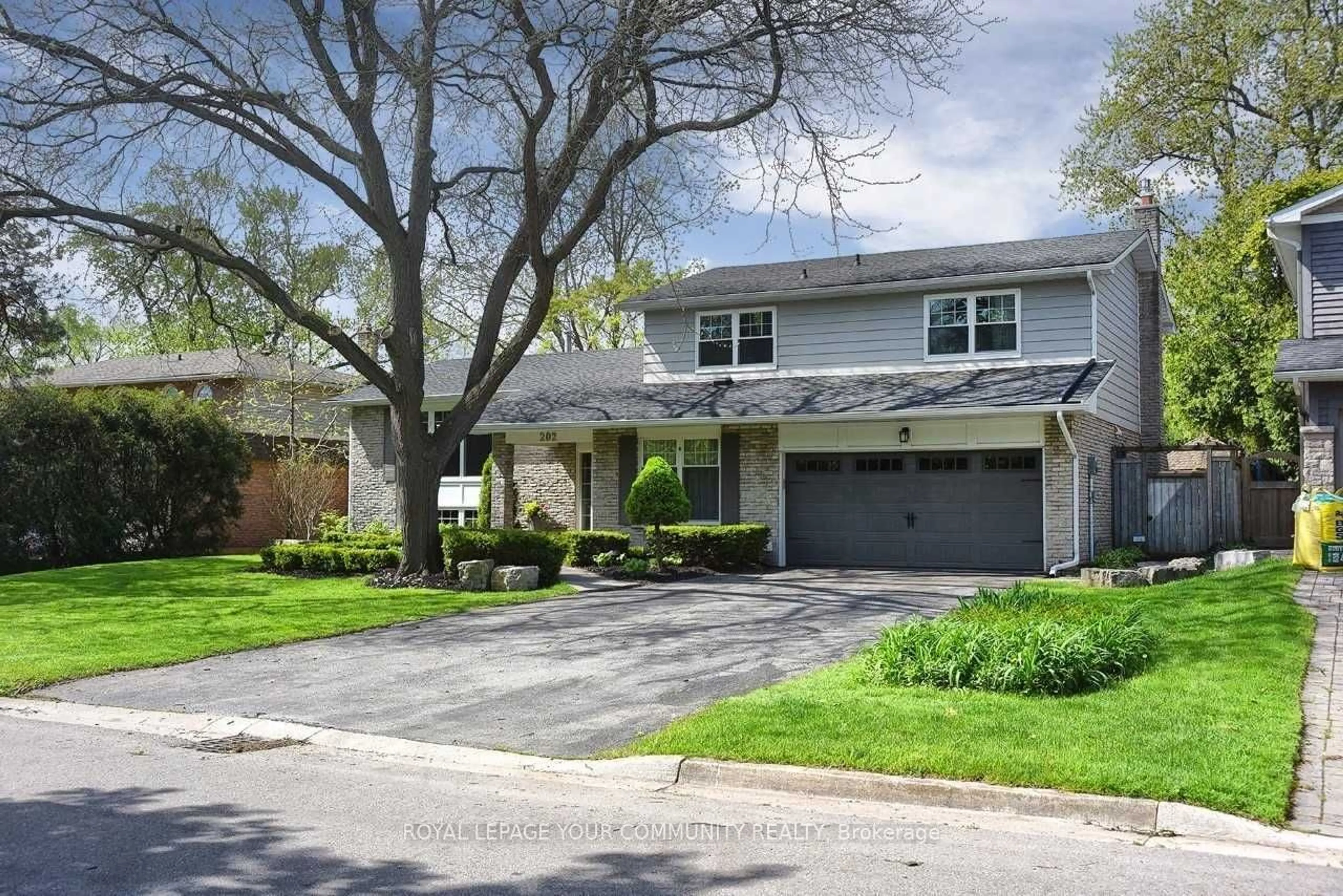 Frontside or backside of a home, the street view for 202 Willowridge Crt, Oakville Ontario L6L 5J2