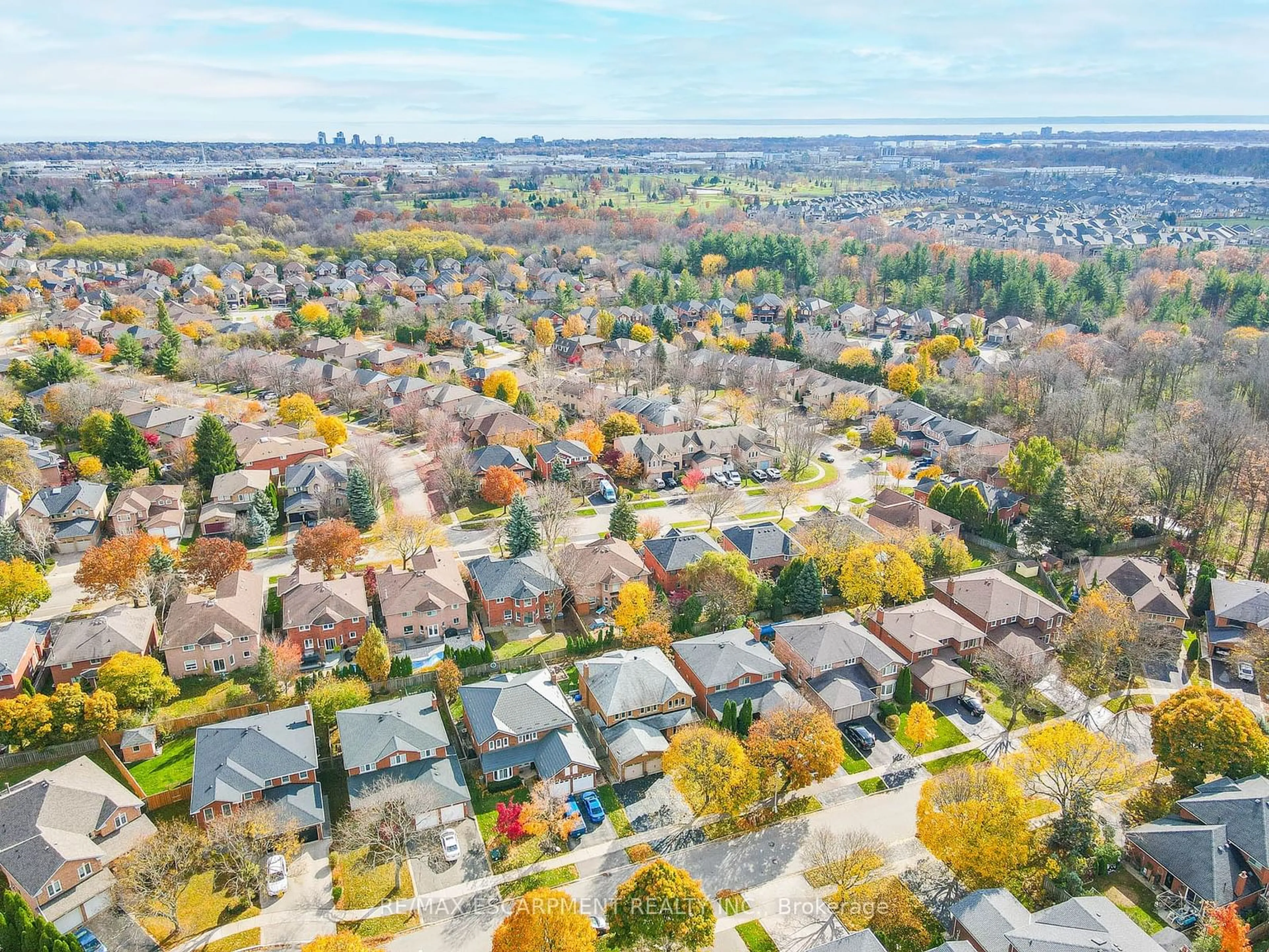 A pic from exterior of the house or condo, the view of city buildings for 1400 Stationmaster Lane, Oakville Ontario L6M 3A7