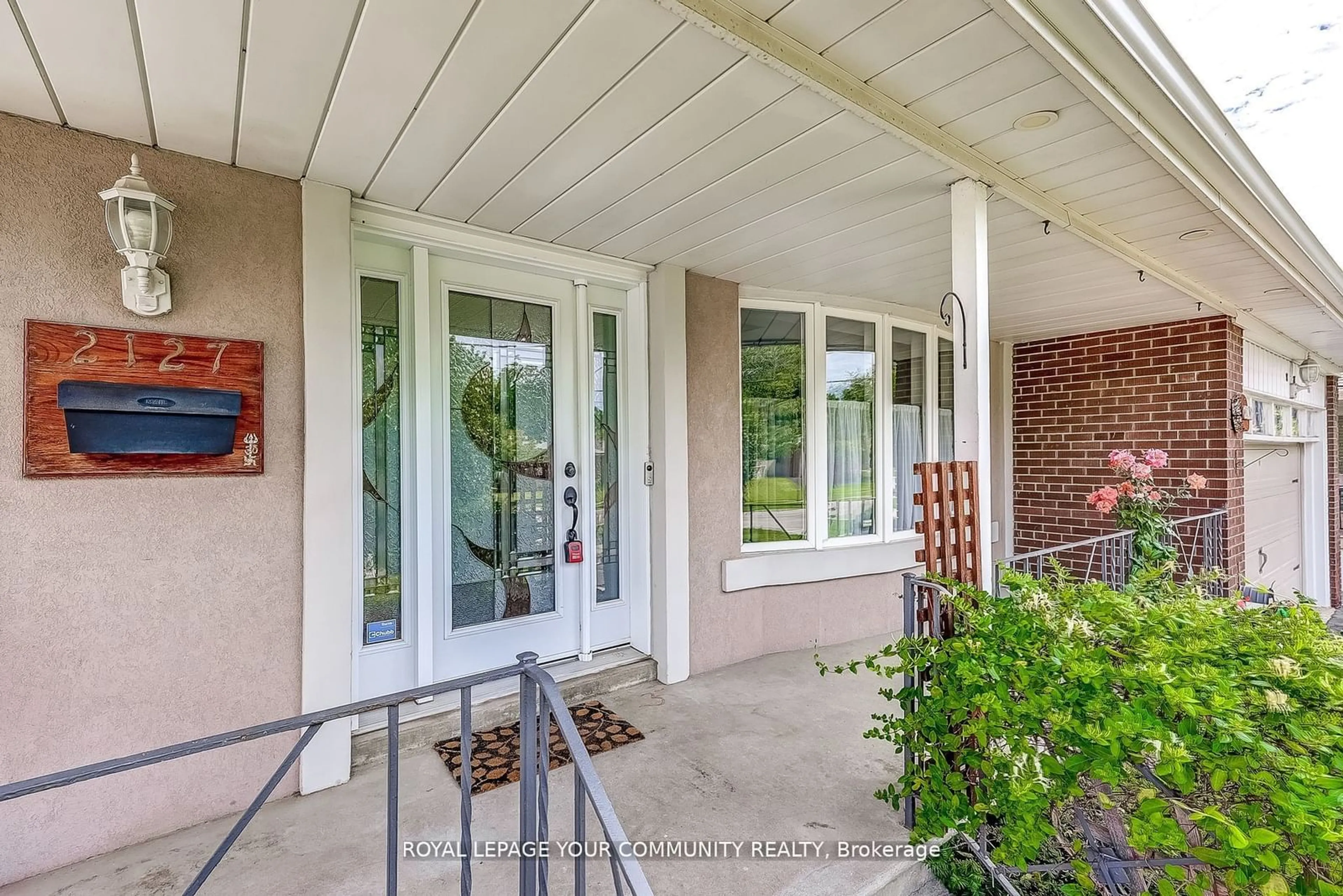 Indoor entryway, wood floors for 2127 Cliff Rd, Mississauga Ontario L5A 2N6