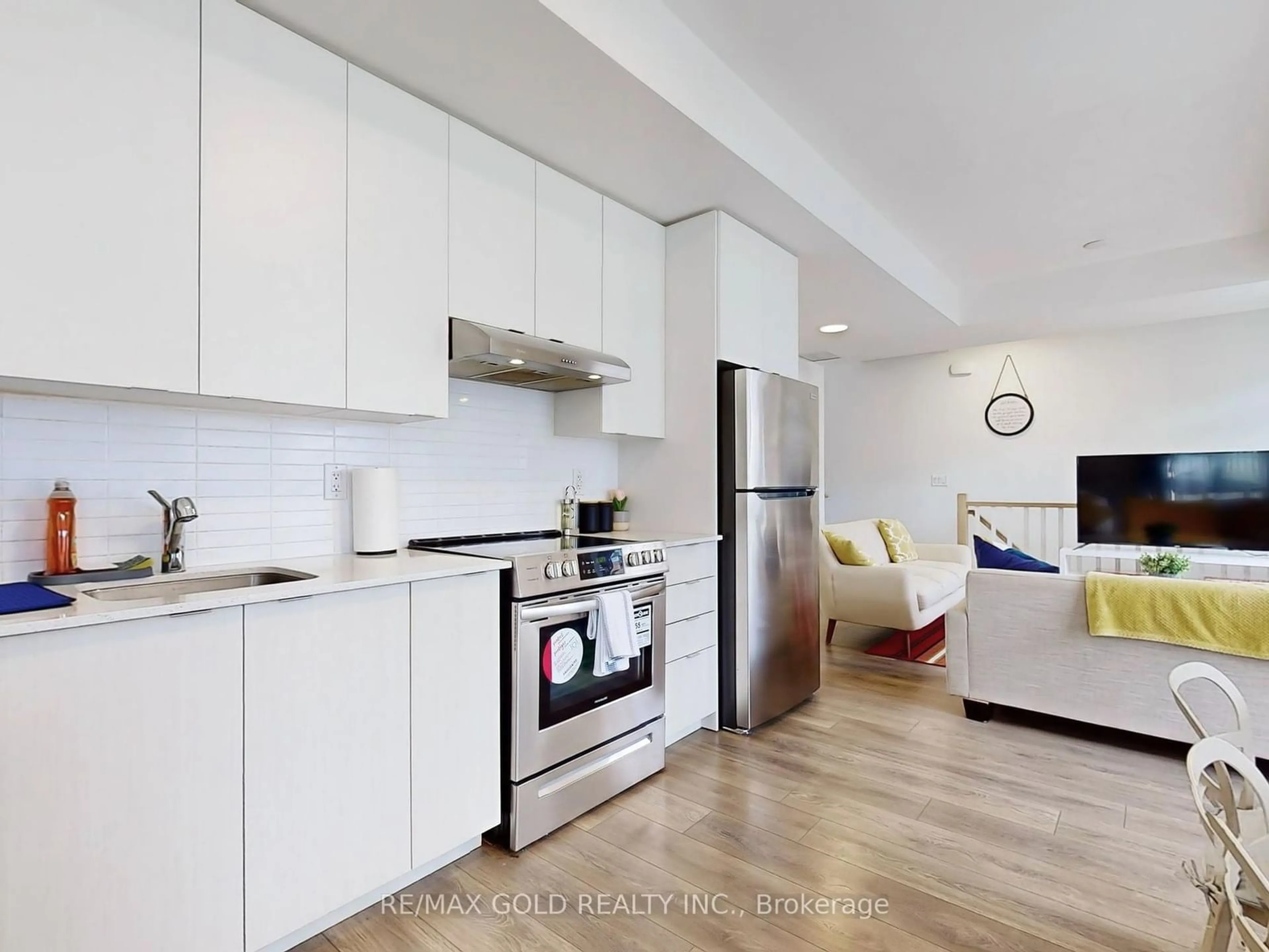 Open concept kitchen for 150 Canon Jackson Dr #201, Toronto Ontario M6M 0B9