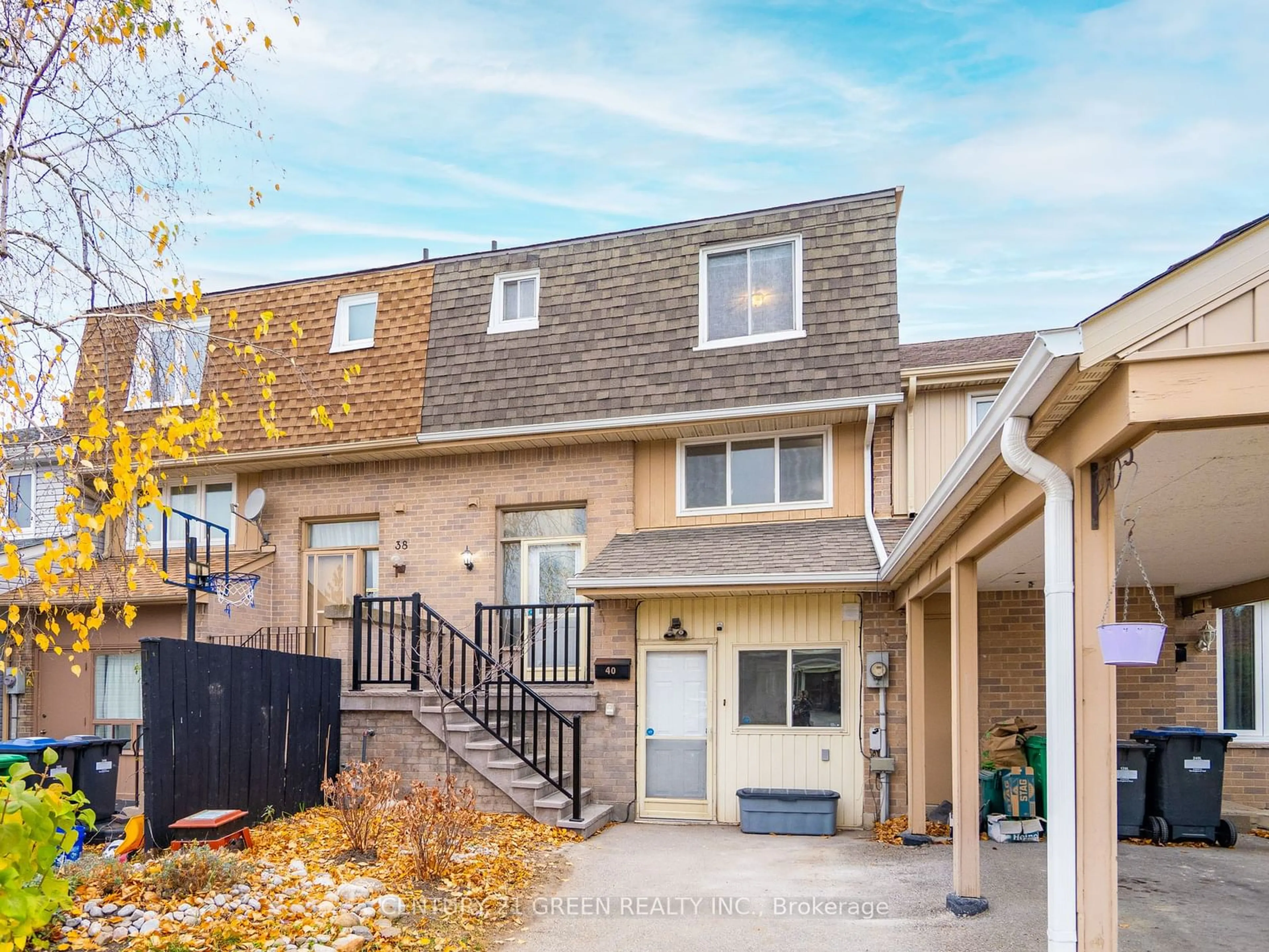 A pic from exterior of the house or condo, the fenced backyard for 40 Primrose Cres, Brampton Ontario L6Z 1E2